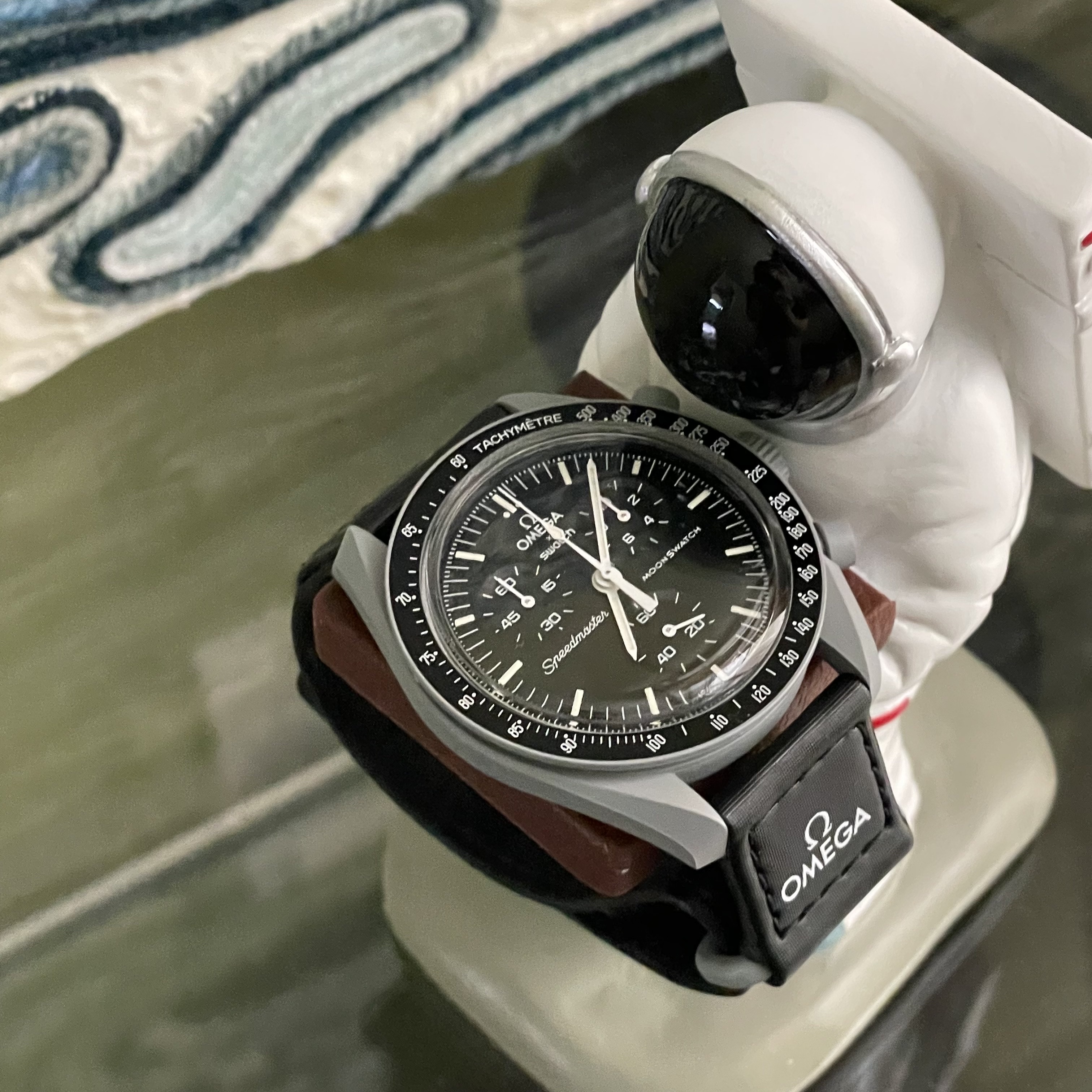 Swatch x Omega Bioceramic MoonSwatch Mission To The Moon 착용 스타일