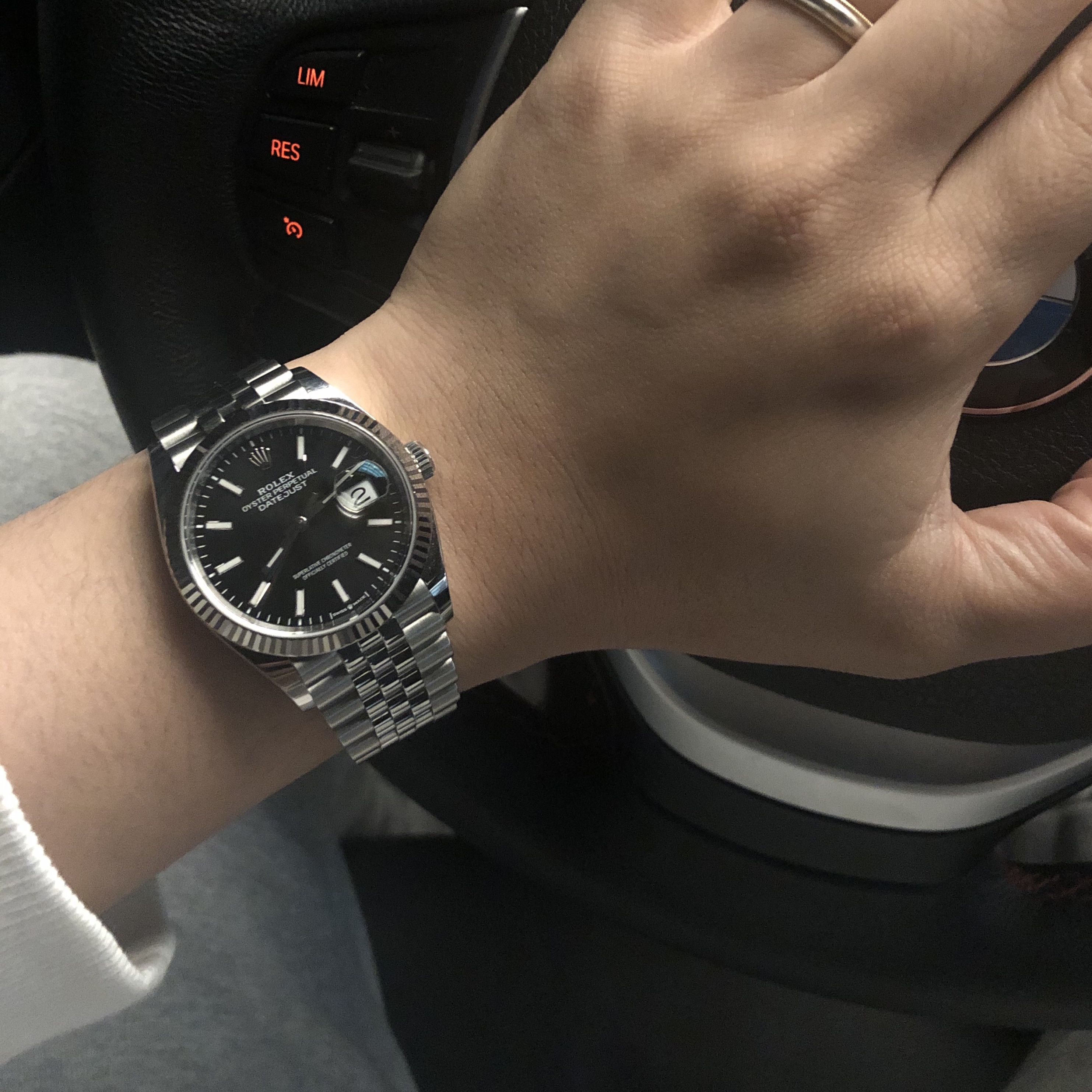 Rolex Datejust 36mm 126234 Bright Black Jubilee 착용 스타일