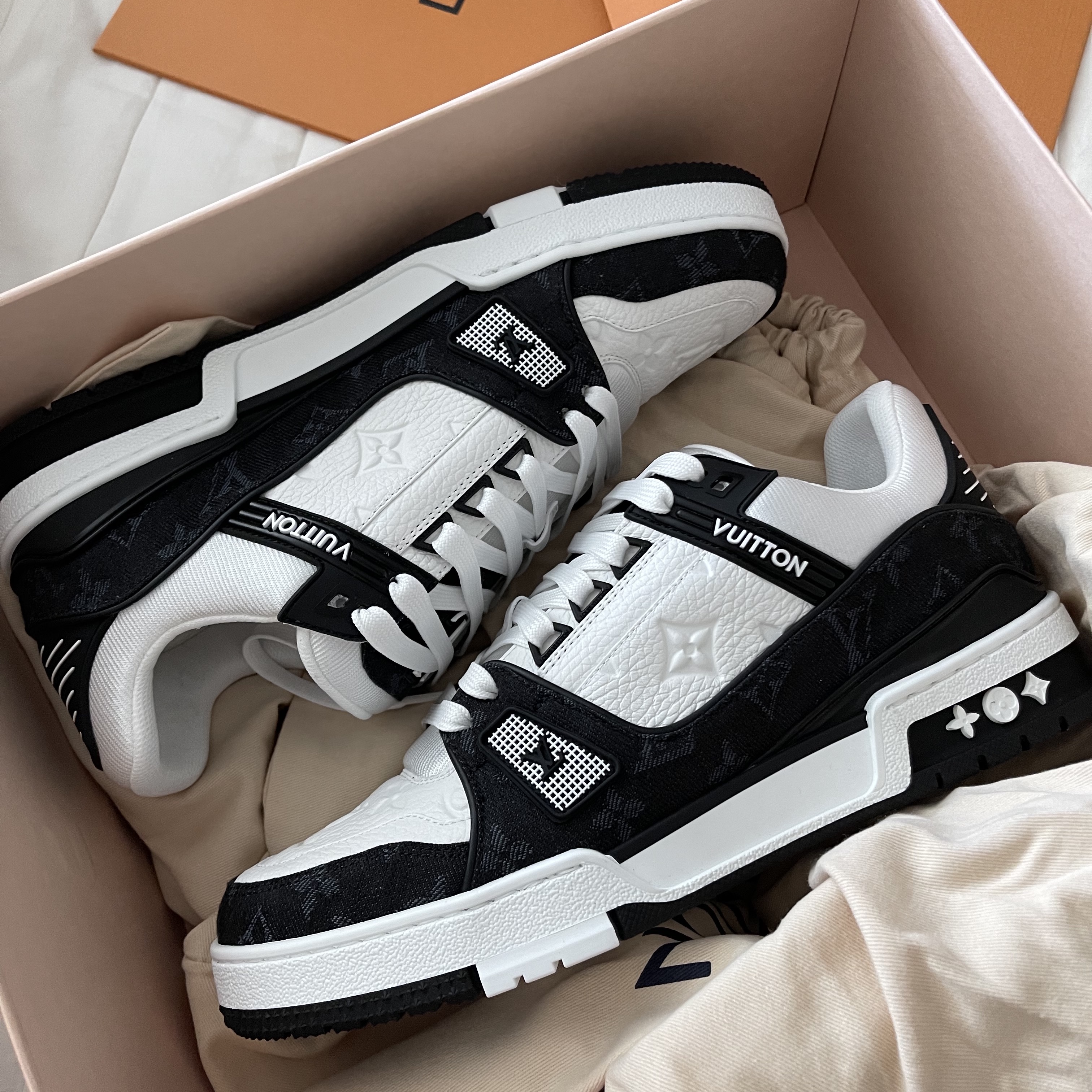 Louis Vuitton LV Trainer Sneakers Monogram Denim Black 착용 스타일