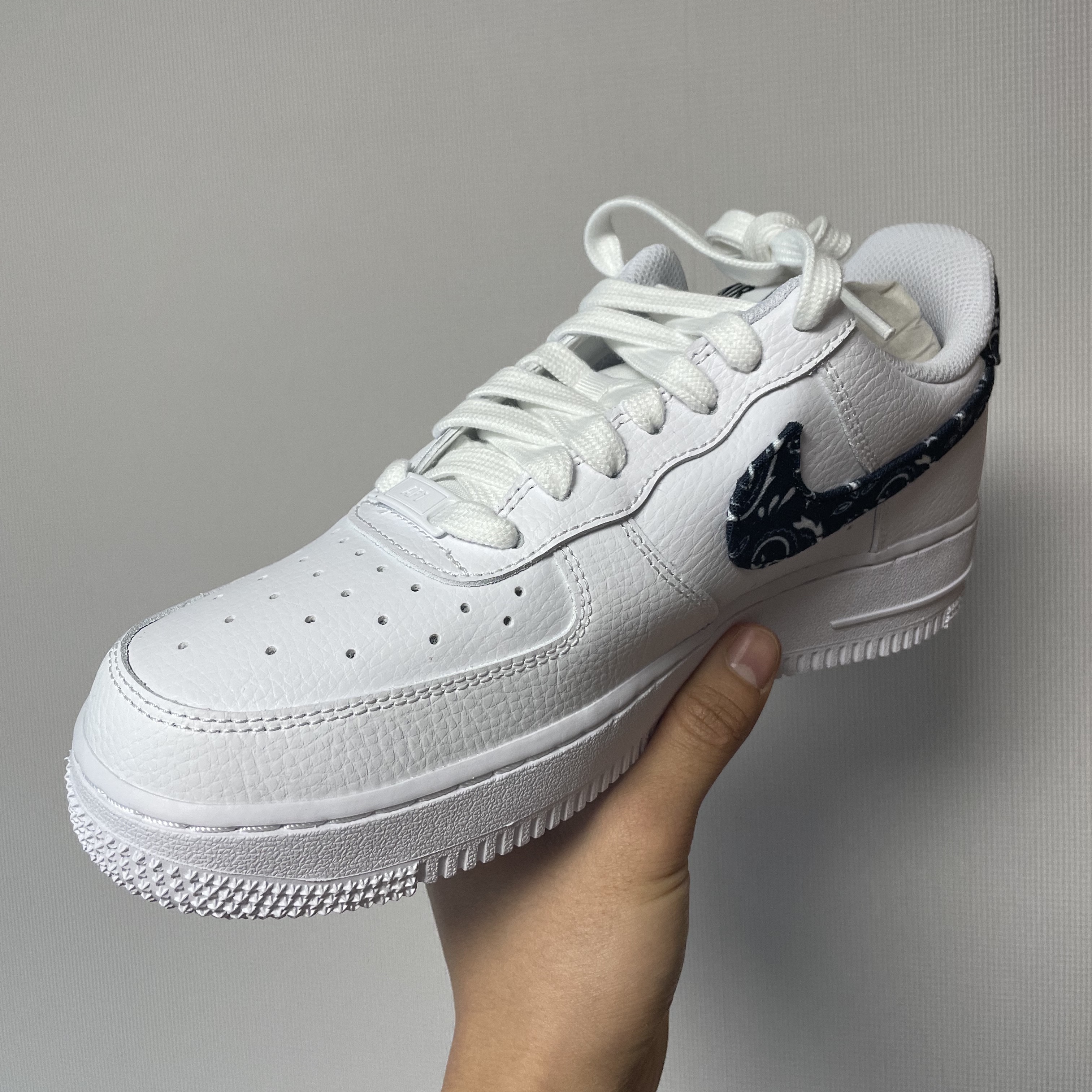 (W) Nike Air Force 1 '07 Essential Paisley Swoosh White Black 착용 스타일
