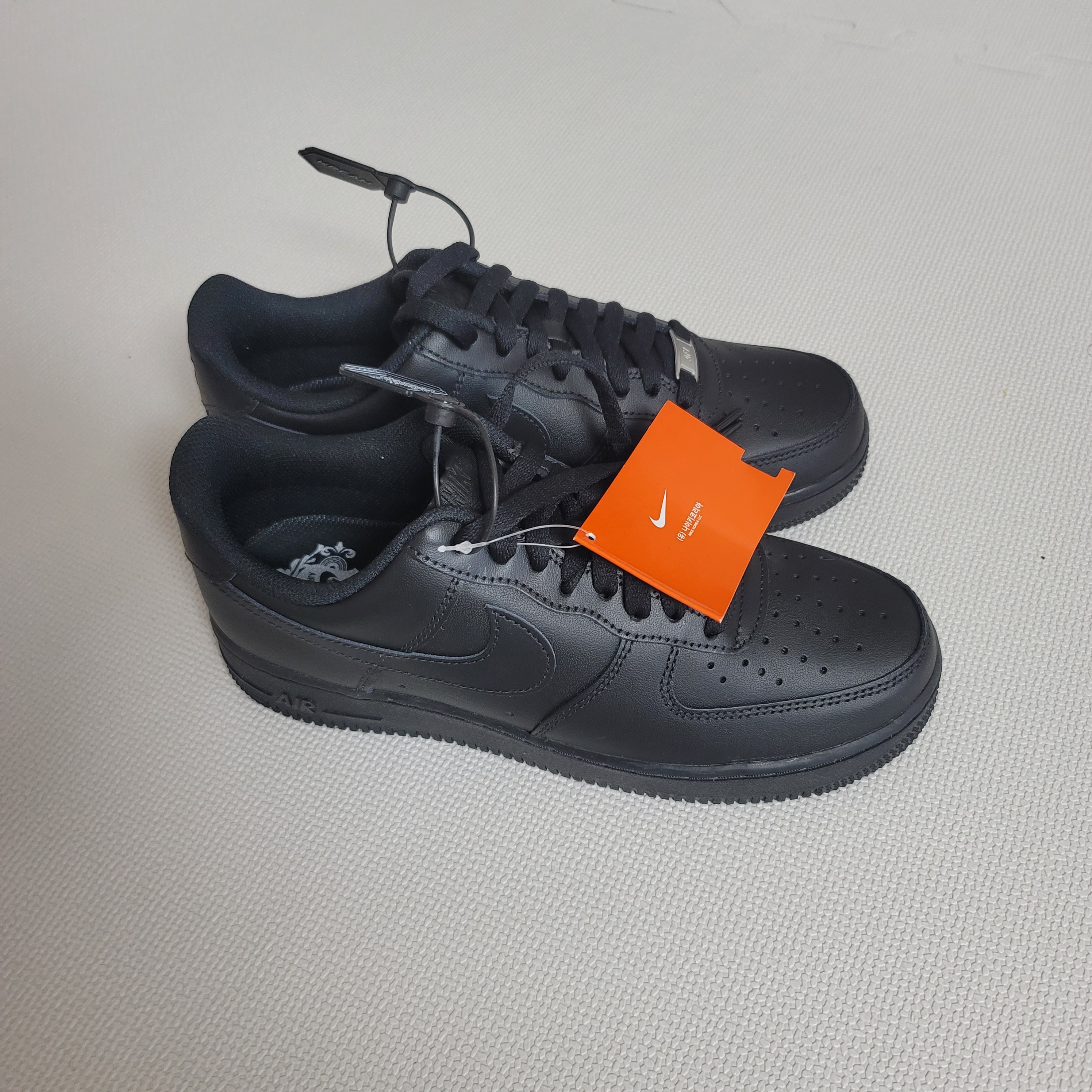 Nike Air Force 1 '07 Low Triple Black 착용 스타일