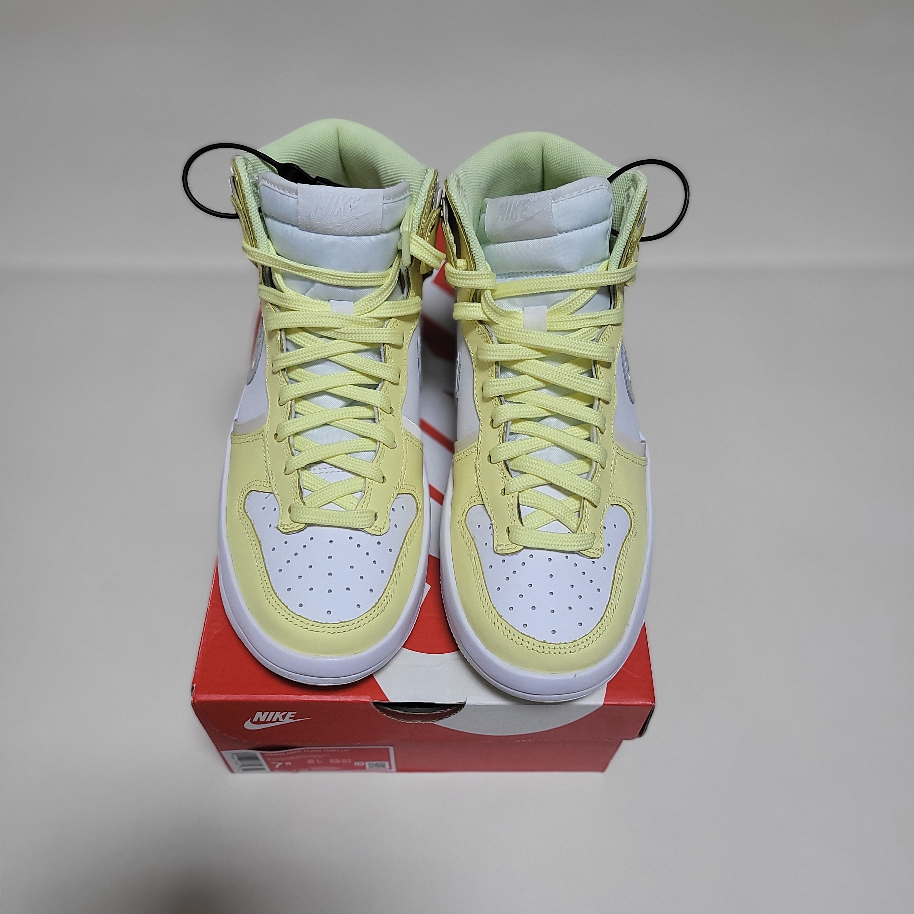 (W) Nike Dunk High Up Citron Tint 착용 스타일 - 1
