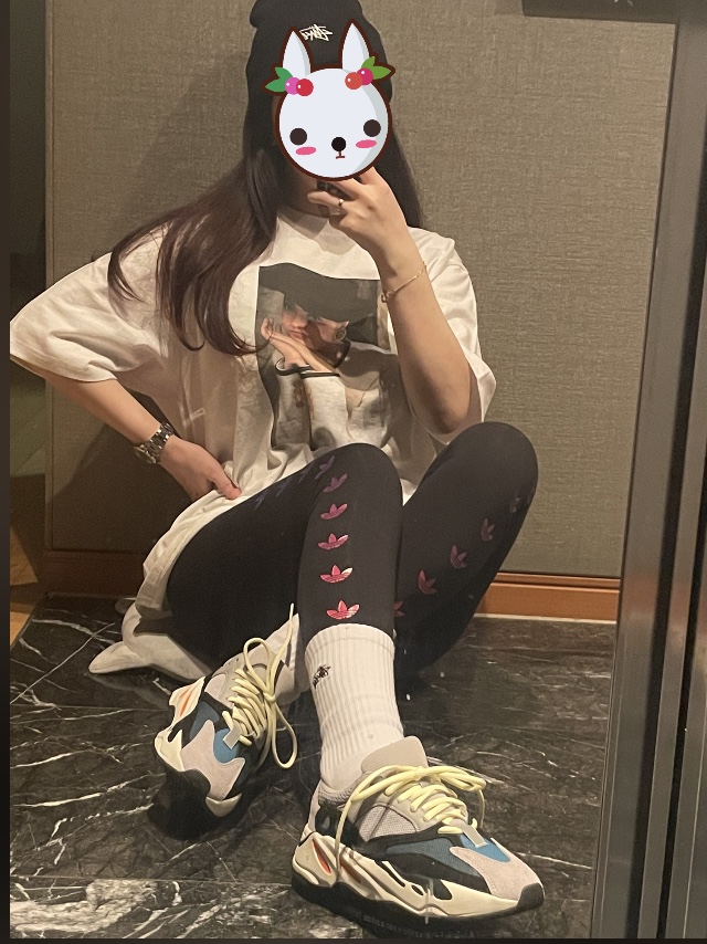 Stussy Boutique T-Shirt White, Adidas Yeezy Boost 700 Wave Runner Solid Grey 2021/2022 착용 스타일 - 1