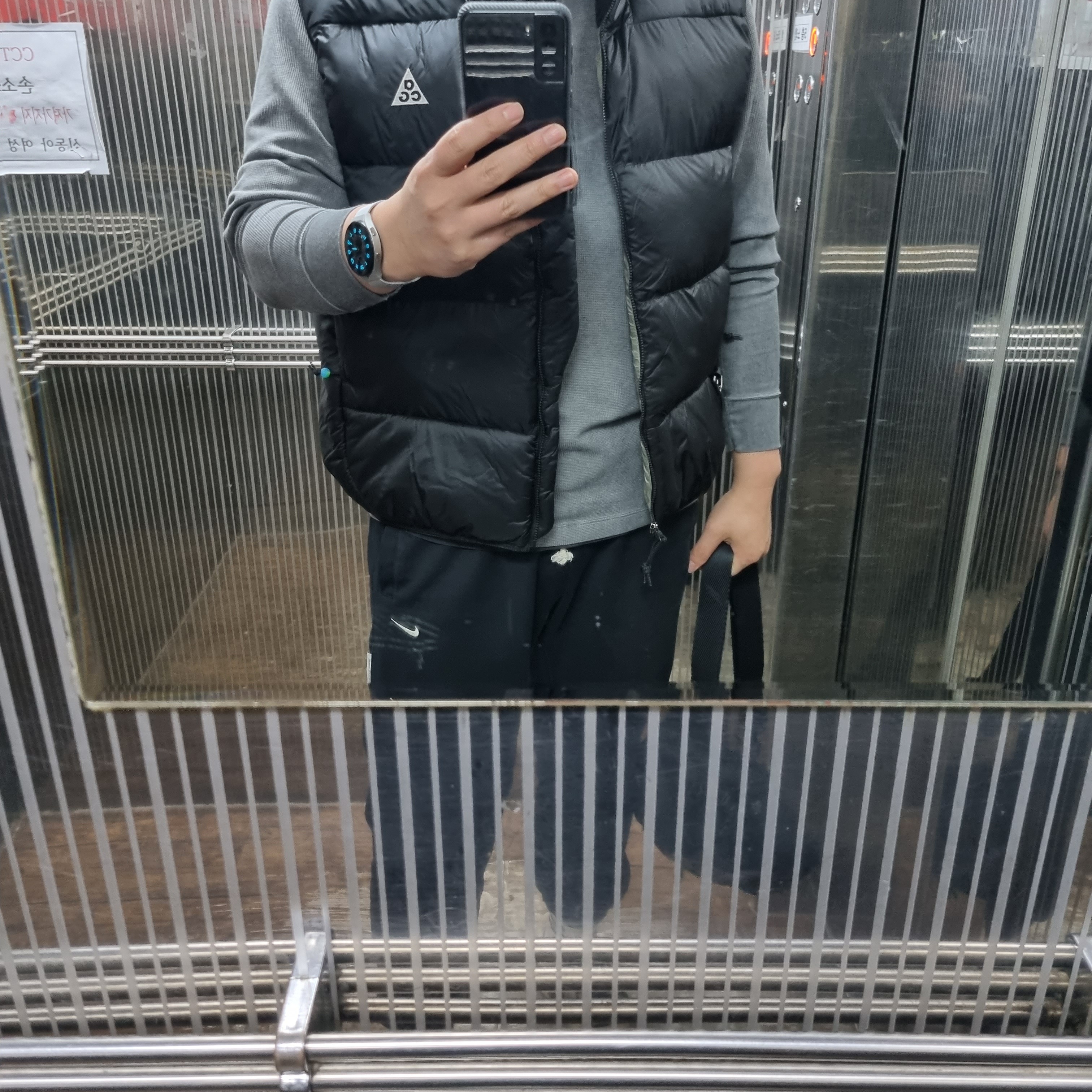 Nike ACG Therma-Fit ADV Lunar Lake Puffer Vest Black - Asia, Nike NRG Dri-Fit ACG ADV Steeple Rock Half Zip Base Layer Cargo Khaki - Asia 착용 스타일