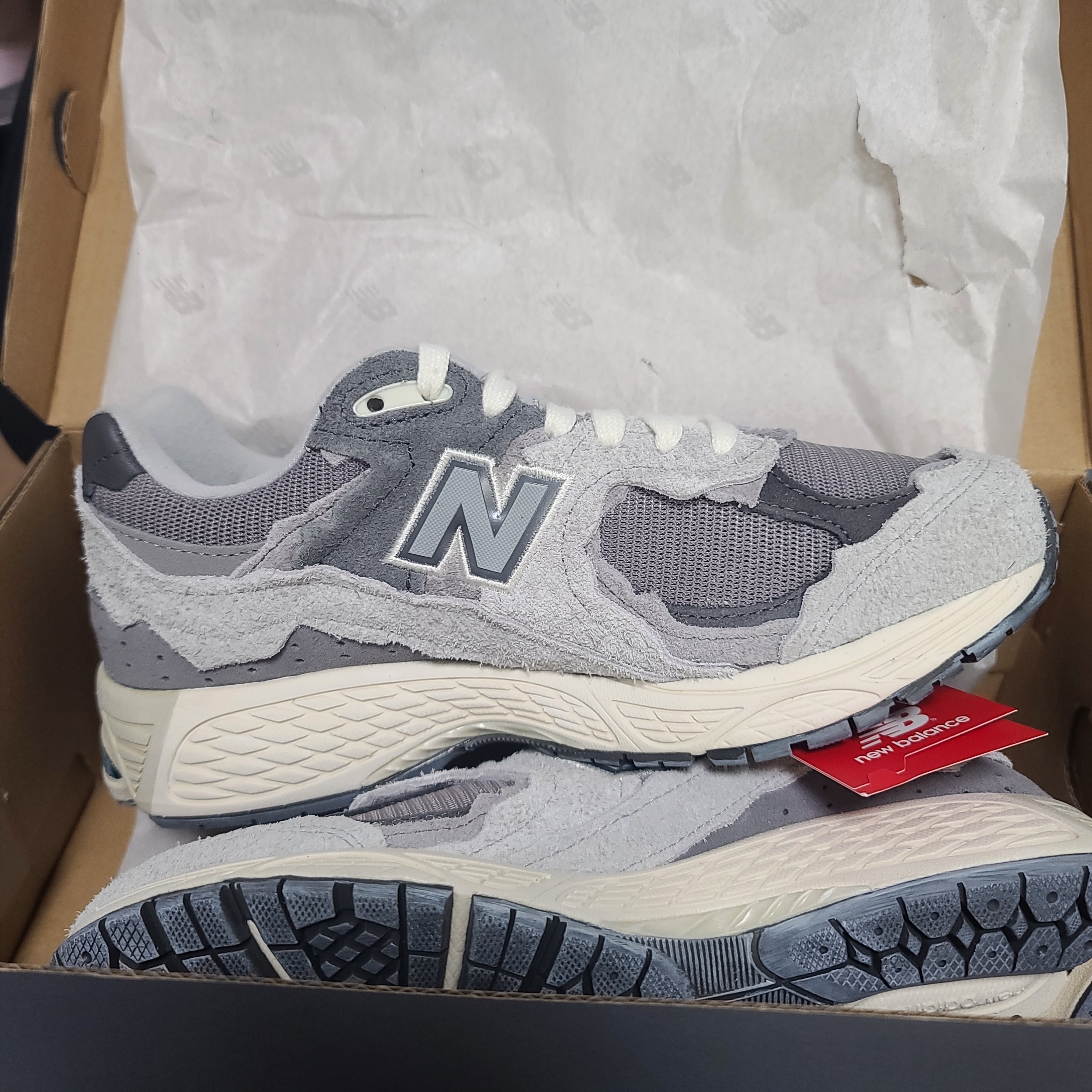 New Balance 2002R Protection Pack Rain Cloud 착용 스타일 - 3