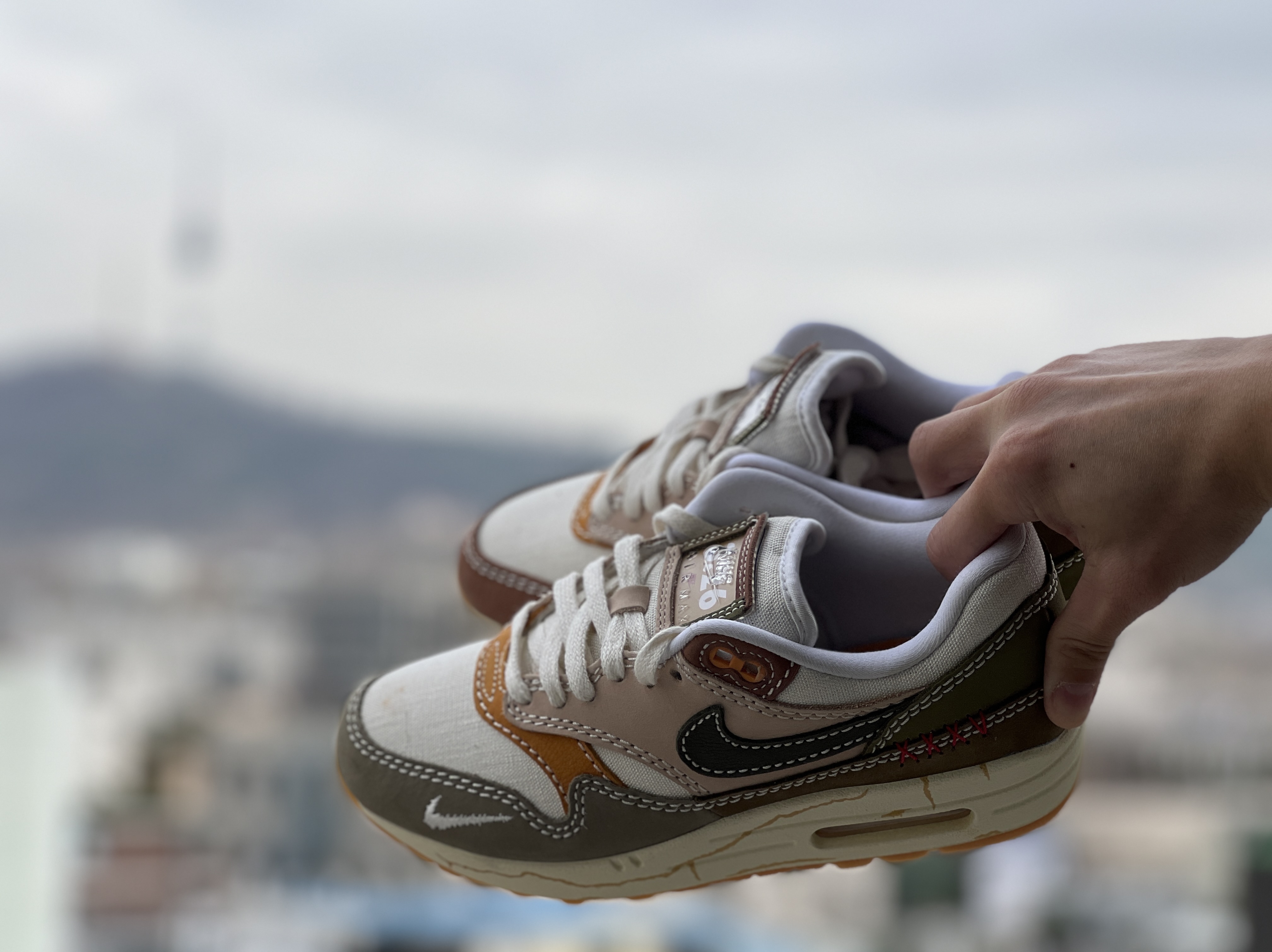 (W) Nike Air Max 1 Premium Wabisabi 착용 스타일 - 1