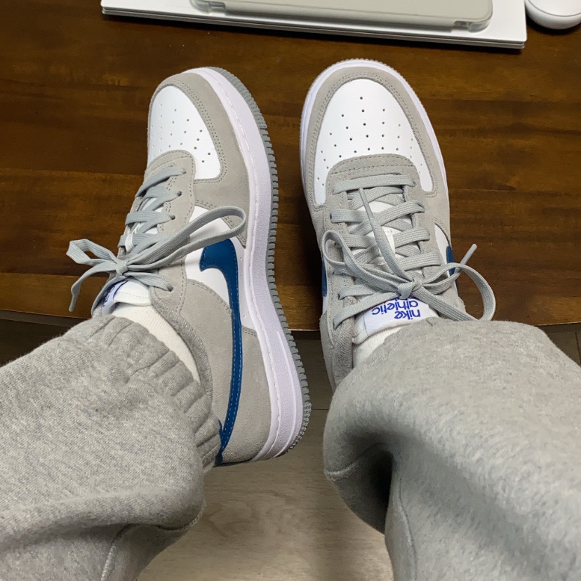 (GS) Nike Air Force 1 LV8 Athletic Club Light Smoke Grey Marina 착용 스타일