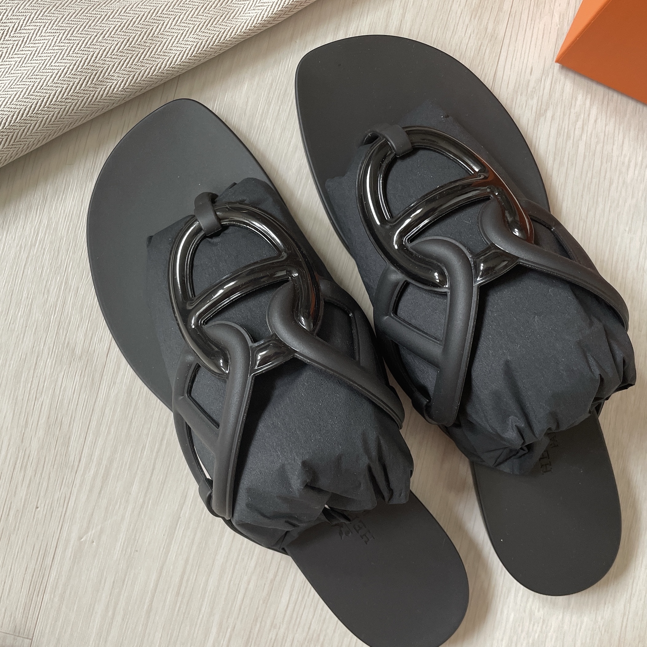 (W) Hermes Egerie Sandal Noir 착용 스타일