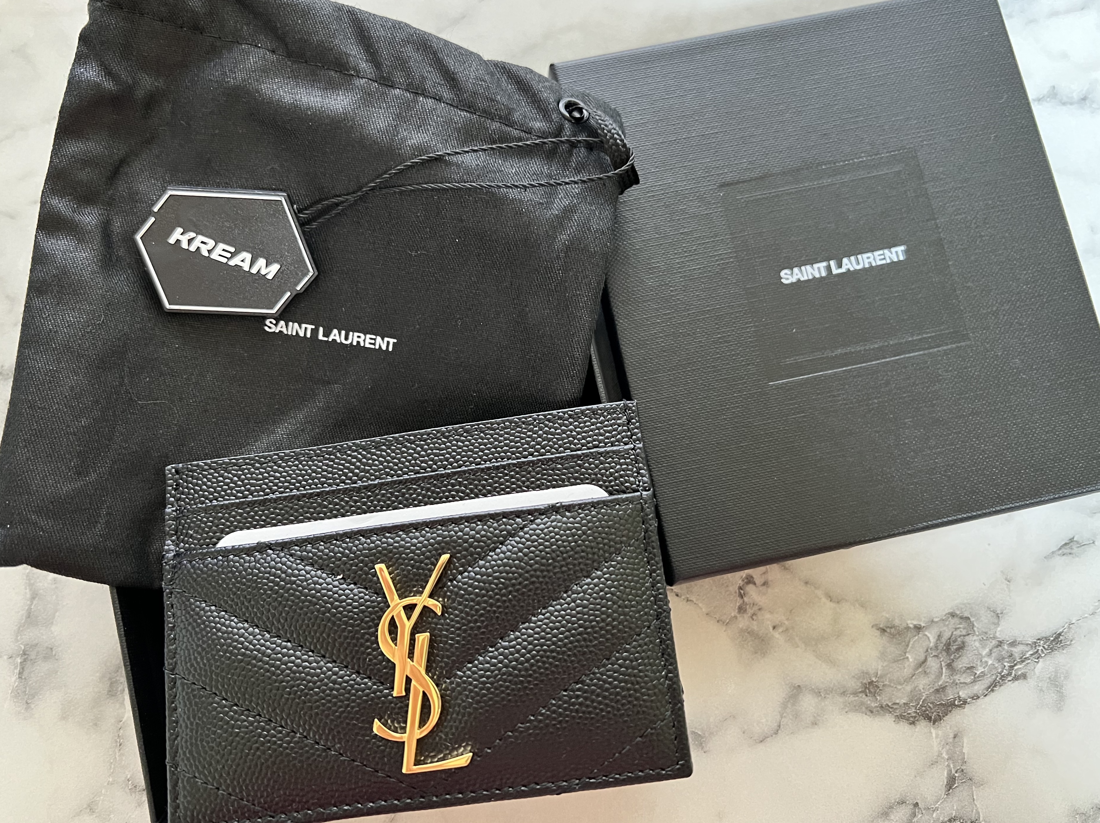 Saint Laurent Cassandre Matelasse Card Case in Grain De Poudre Embossed Leather Black 착용 스타일