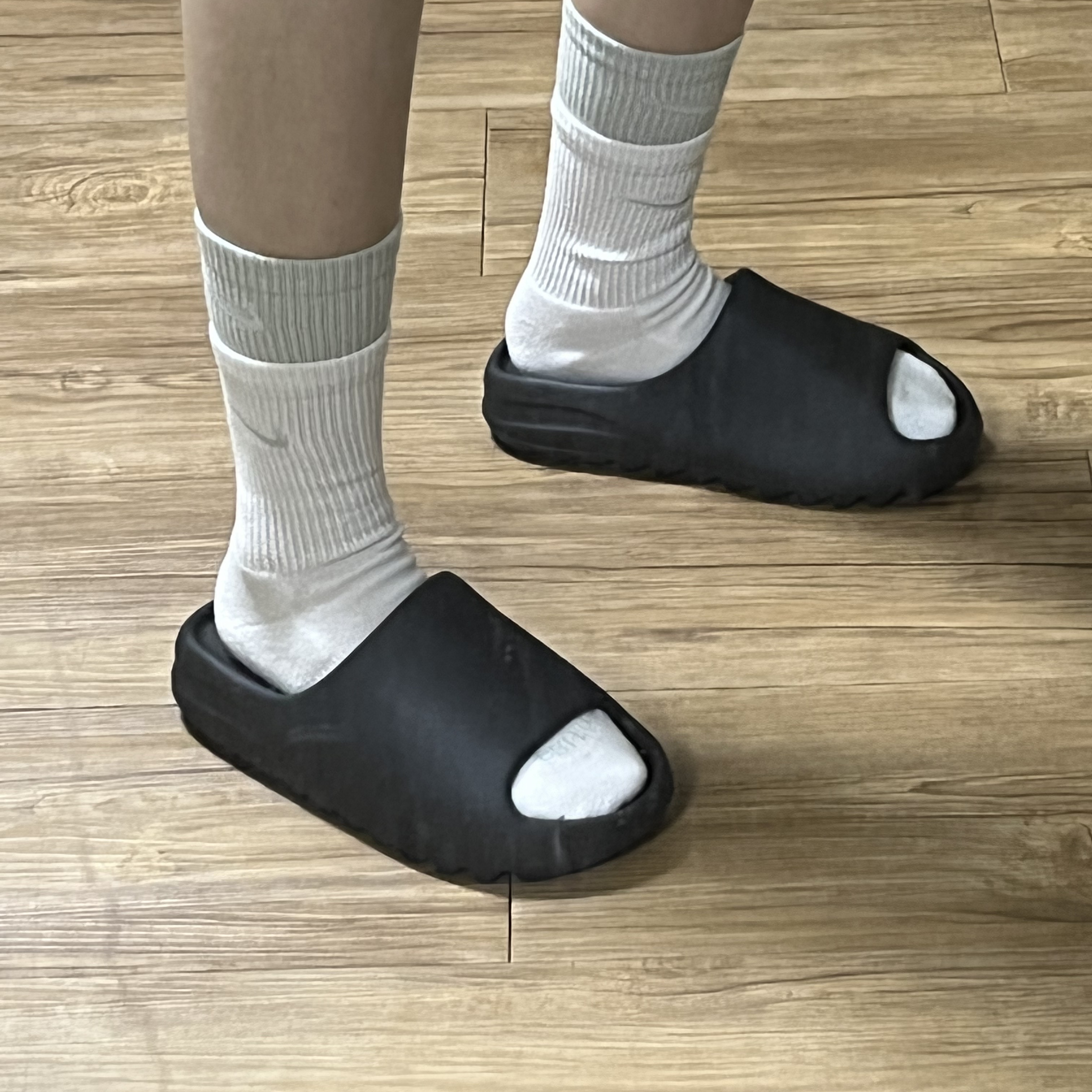 Adidas Yeezy Slide Onyx 착용 스타일