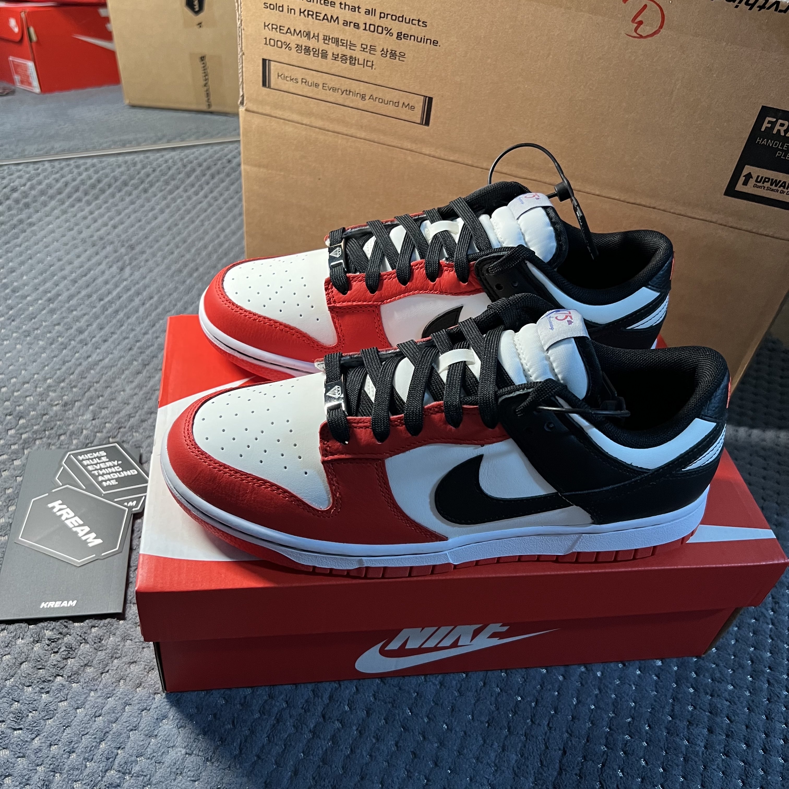 Nike x NBA Dunk Low Retro EMB Black and Chile Red 착용 스타일