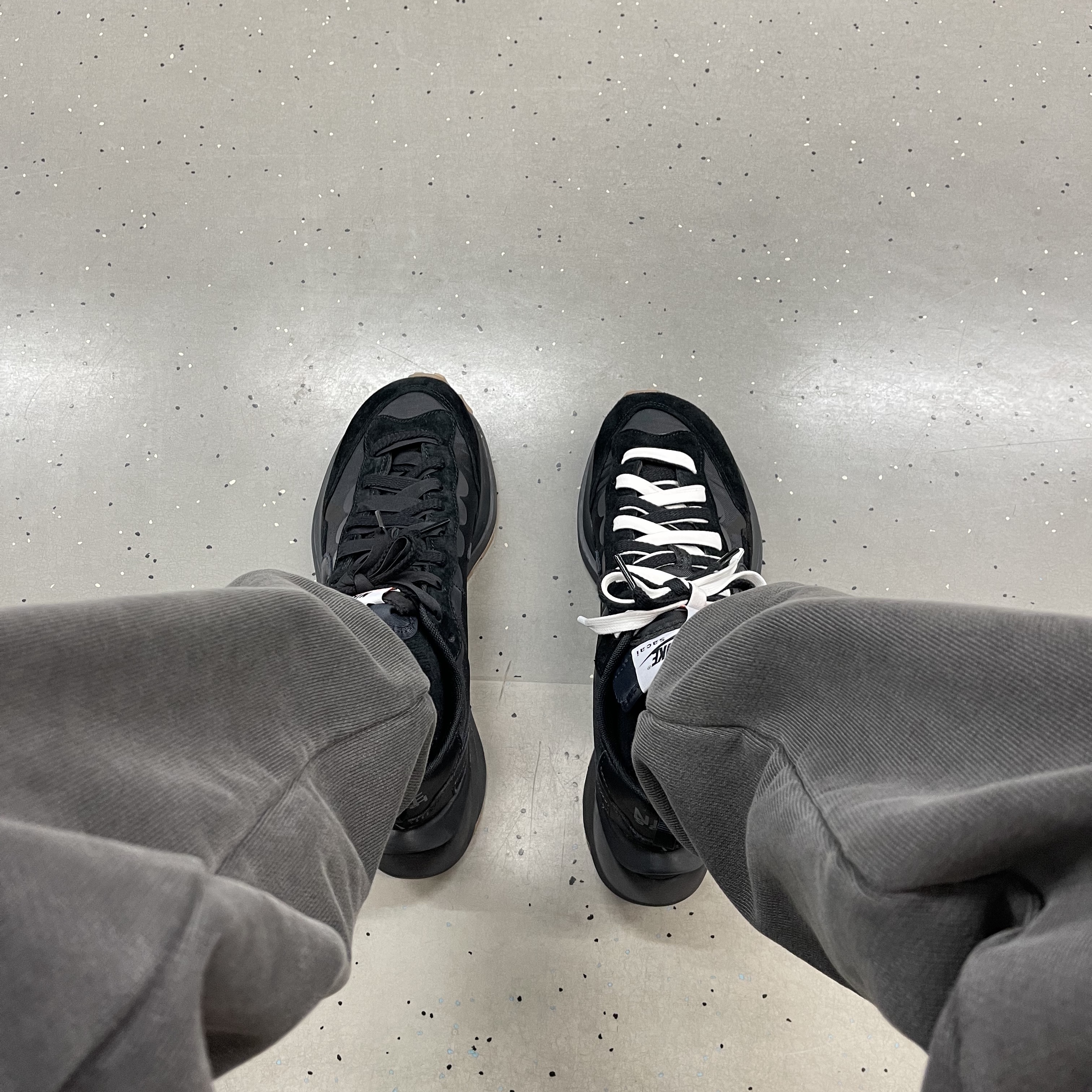 Nike x Sacai VaporWaffle Black and Gum, Jordan 1 Mid Dark Teal 착용 스타일 - 1