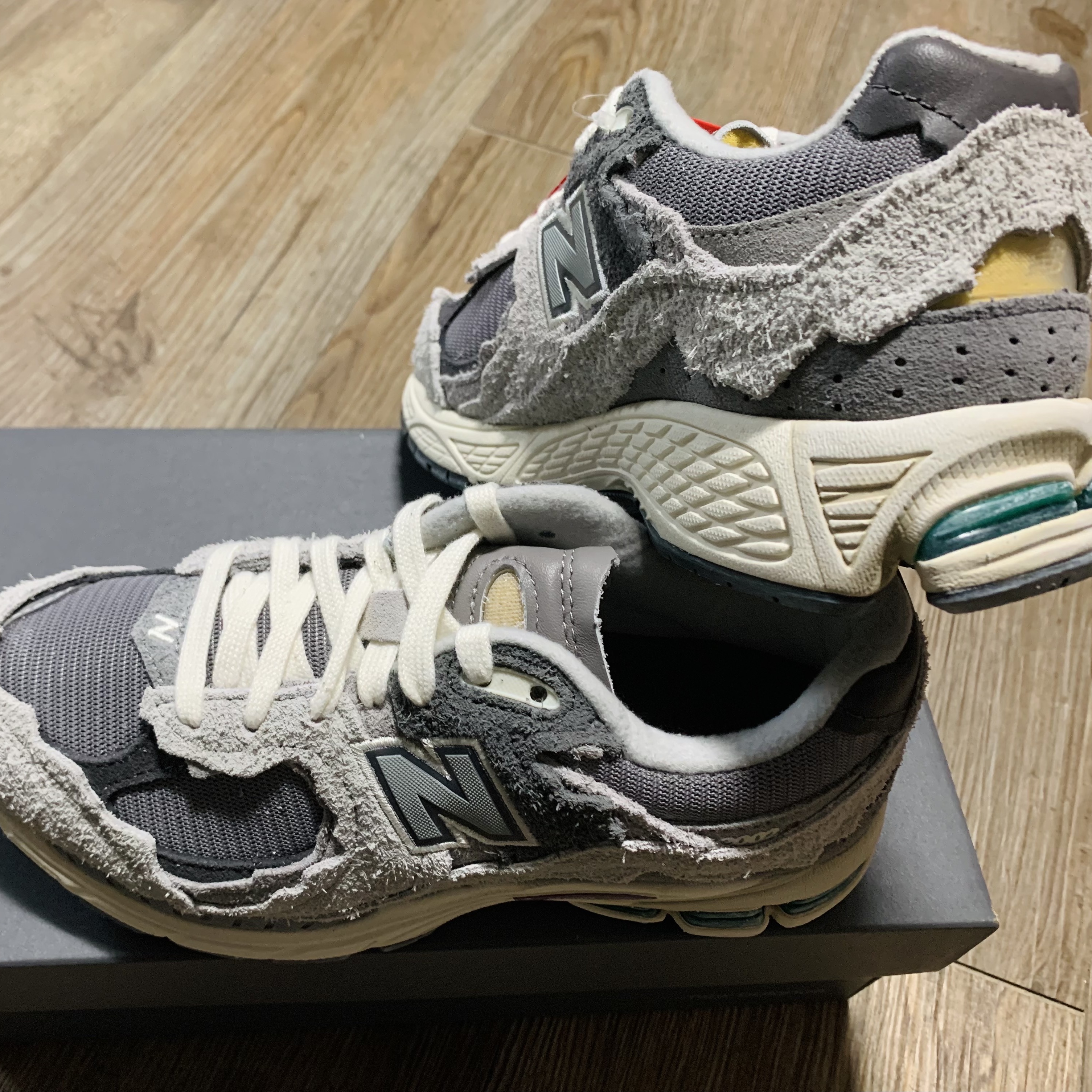 New Balance 2002R Protection Pack Rain Cloud 착용 스타일 - 1