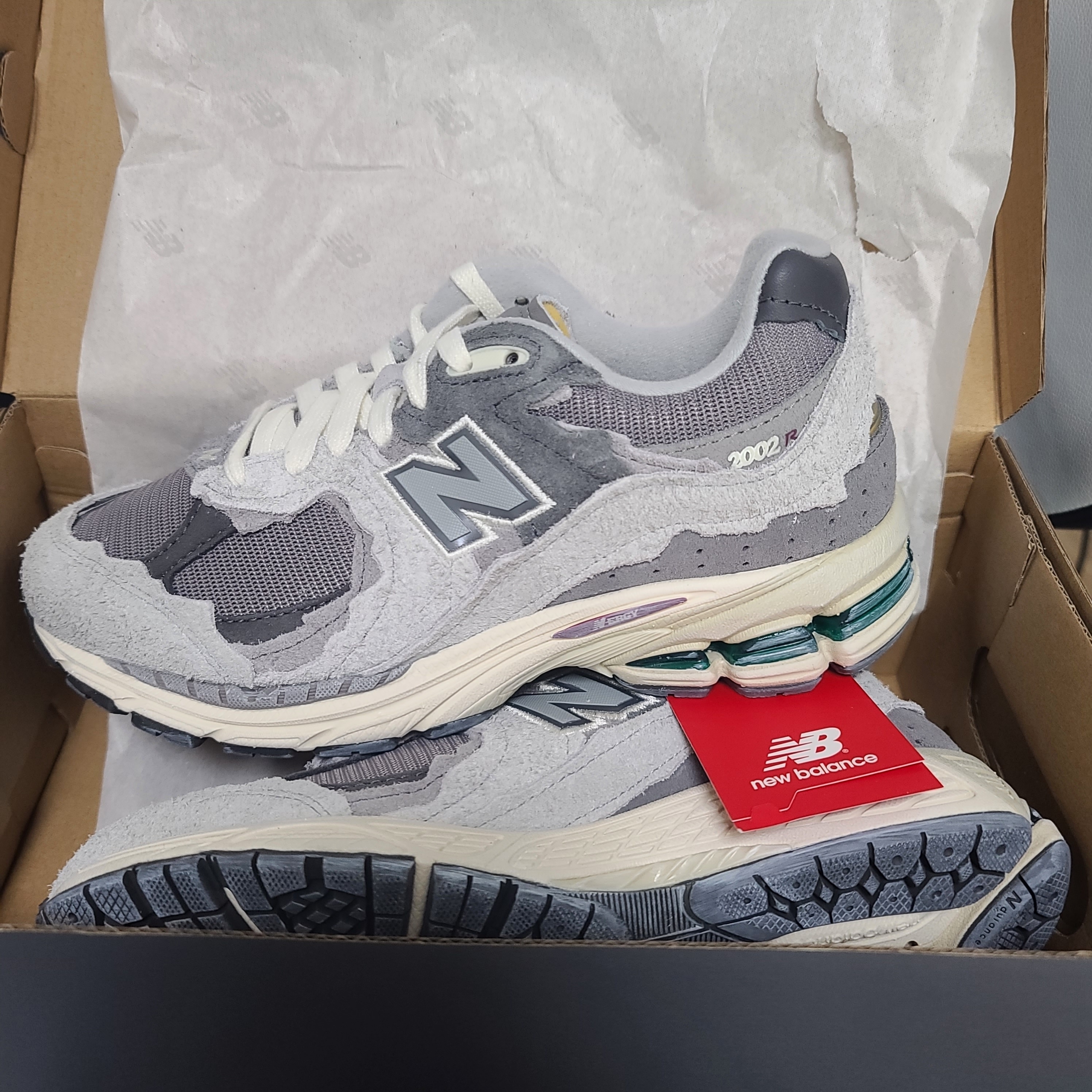 New Balance 2002R Protection Pack Rain Cloud 착용 스타일 - 4