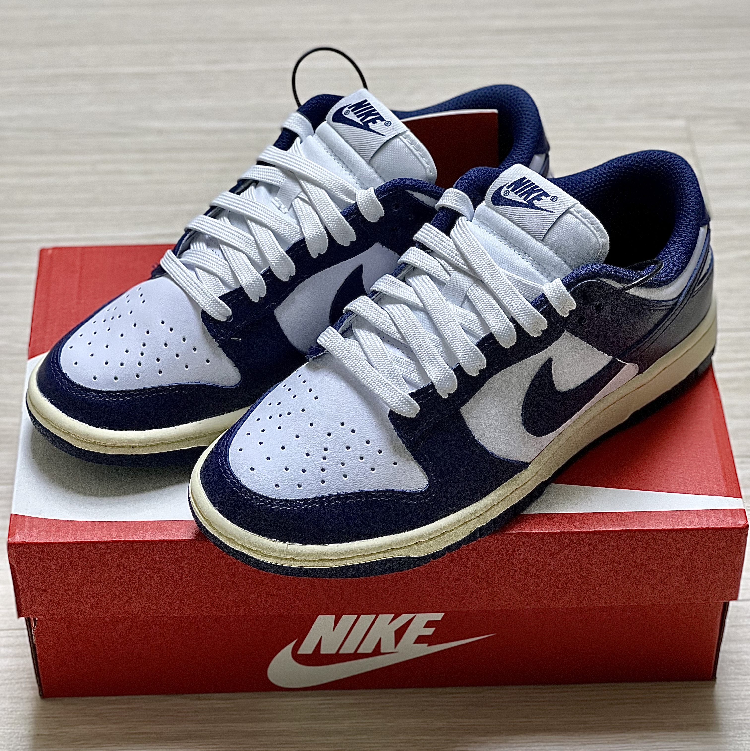 (W) Nike Dunk Low Vintage Midnight Navy 착용 스타일 - 5