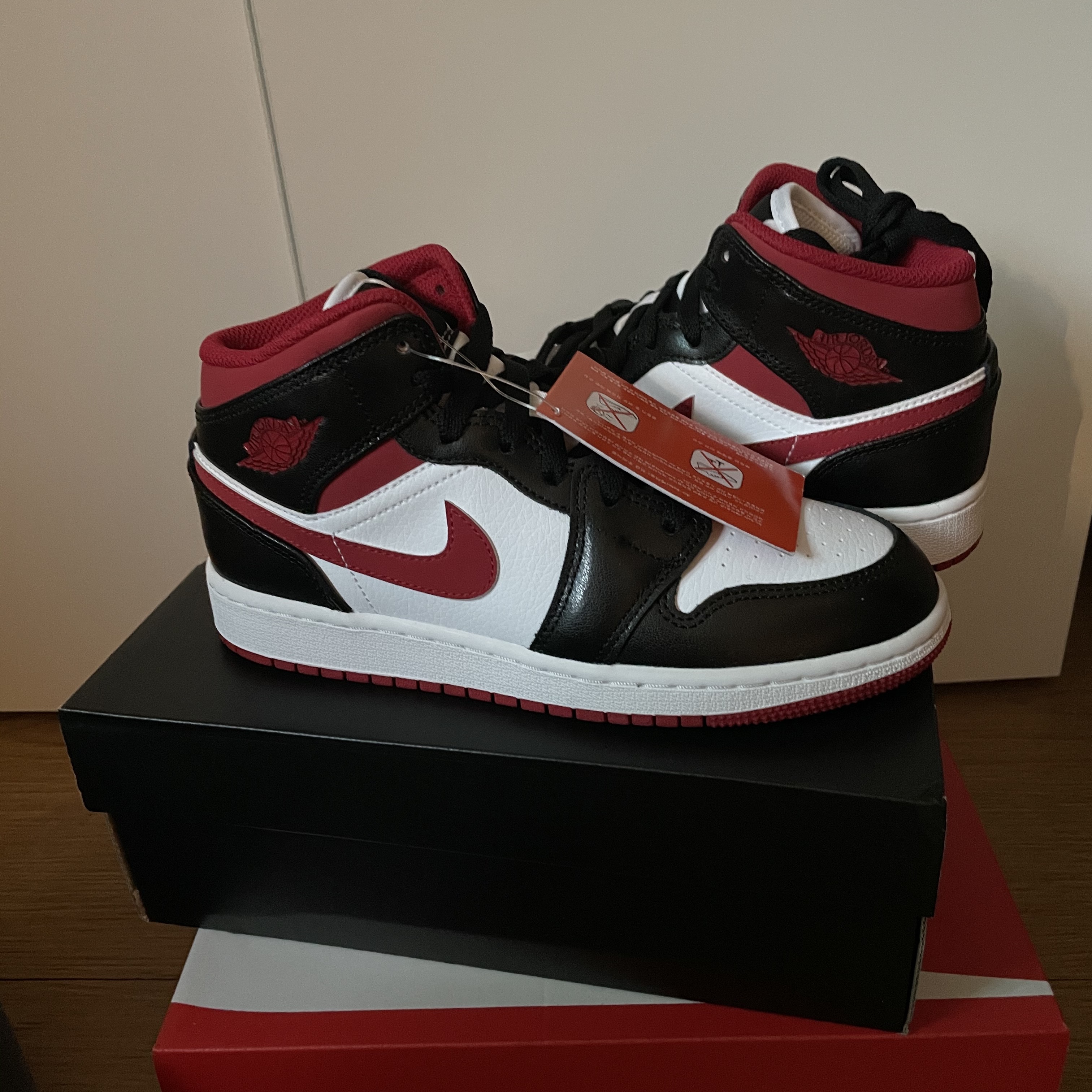 (GS) Jordan 1 Mid Gym Red Black White 착용 스타일 - 2