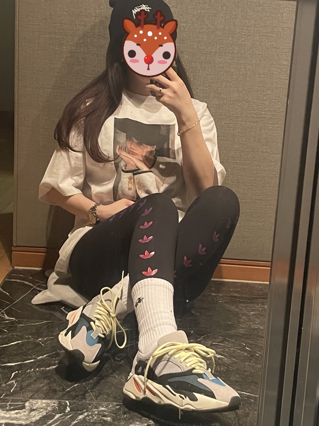 Stussy Boutique T-Shirt White, Adidas Yeezy Boost 700 Wave Runner Solid Grey 2021/2022 착용 스타일 - 3