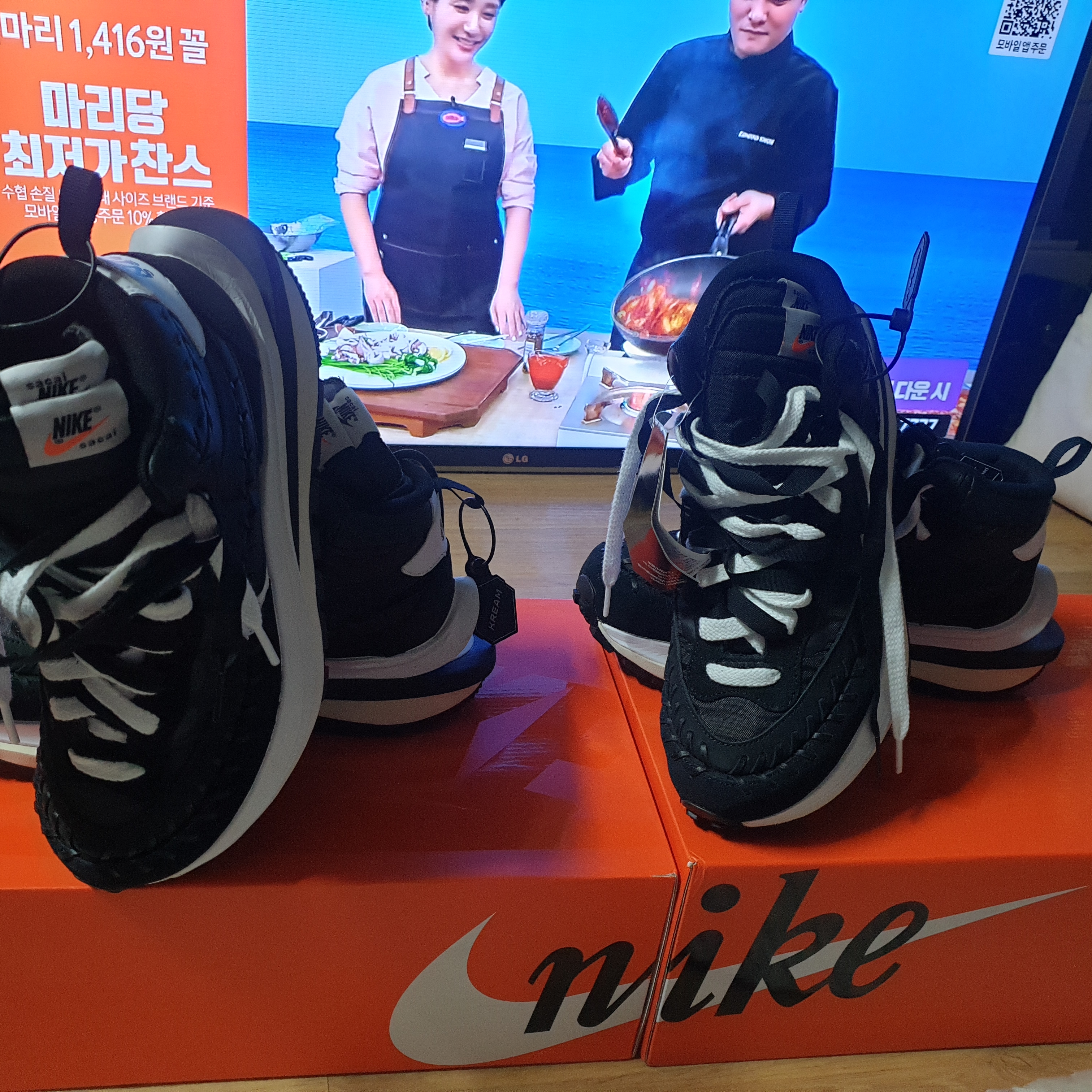 Nike x Sacai x Jean Paul Gaultier VaporWaffle Black White 착용 스타일 - 2