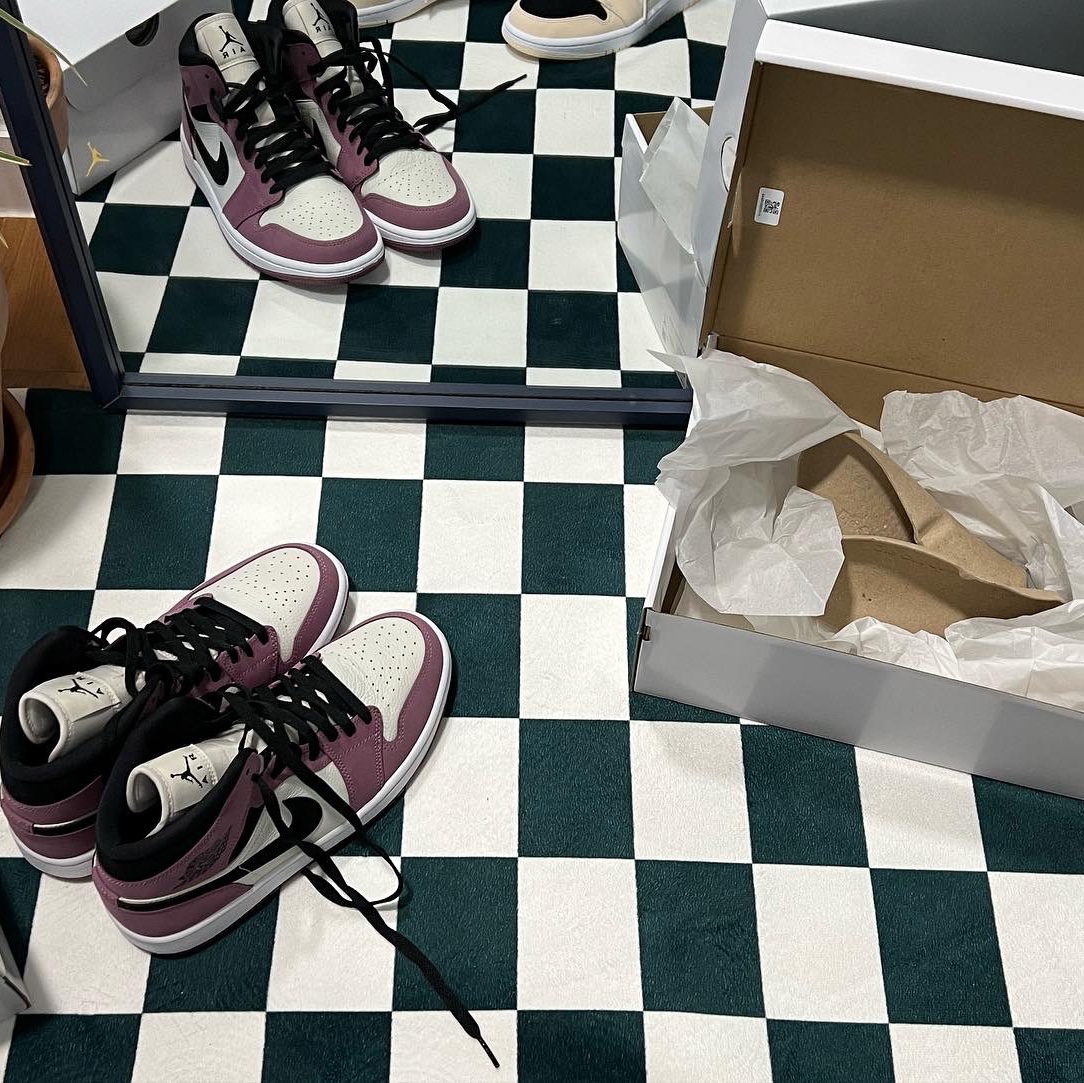 (W) Jordan 1 Mid SE Light Mulberry, (W) Jordan 1 Mid Barely Orange 착용 스타일 - 2