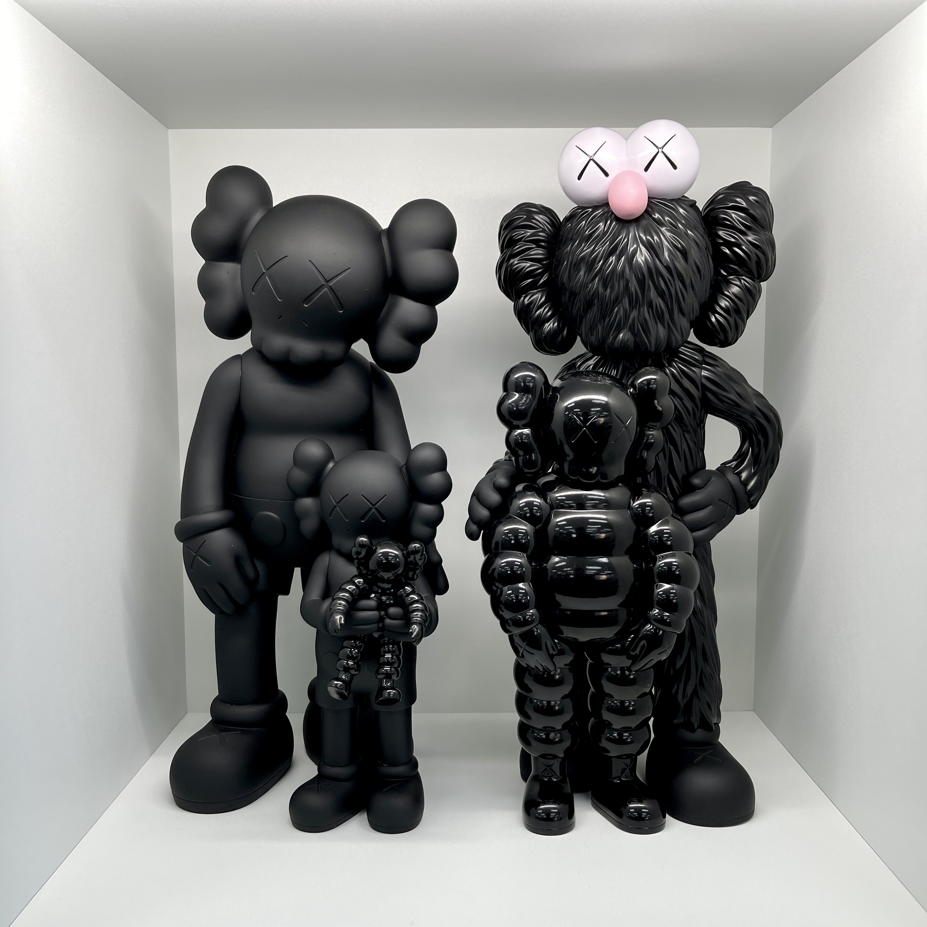 Kaws Family Vinyl Figure Black 착용 스타일