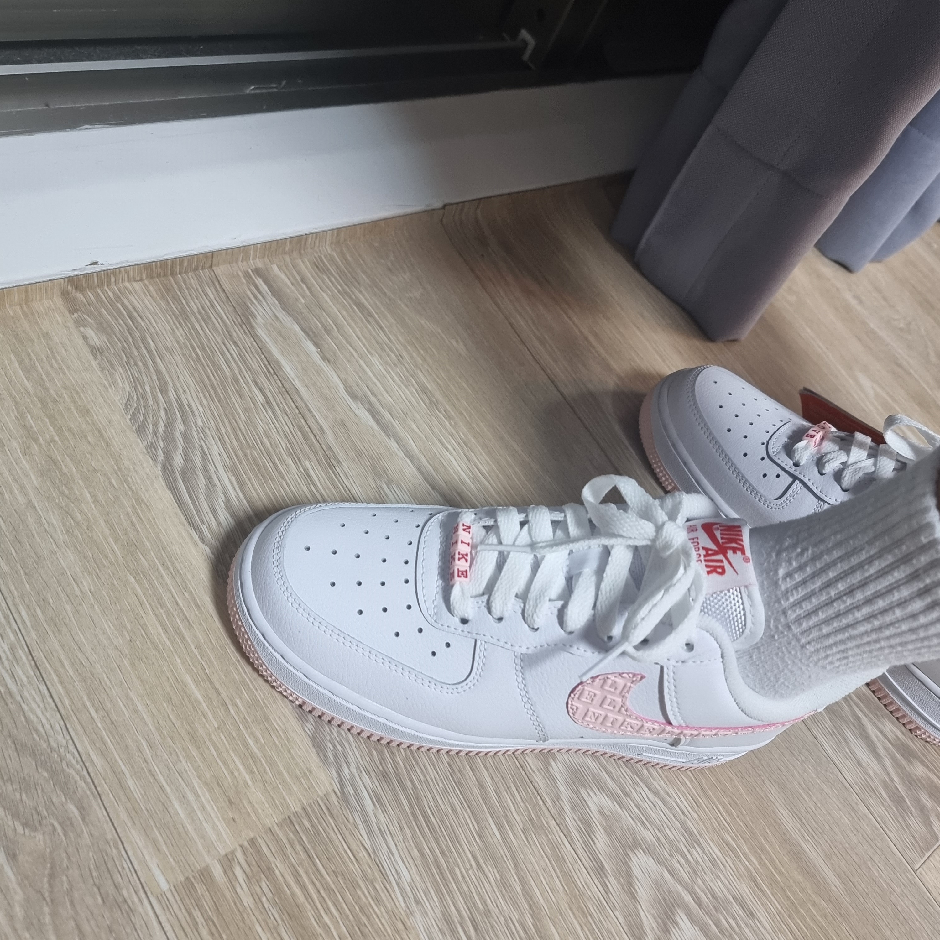 (W) Nike Air Force 1 '07 Valentine Day 2022 착용 스타일 - 4