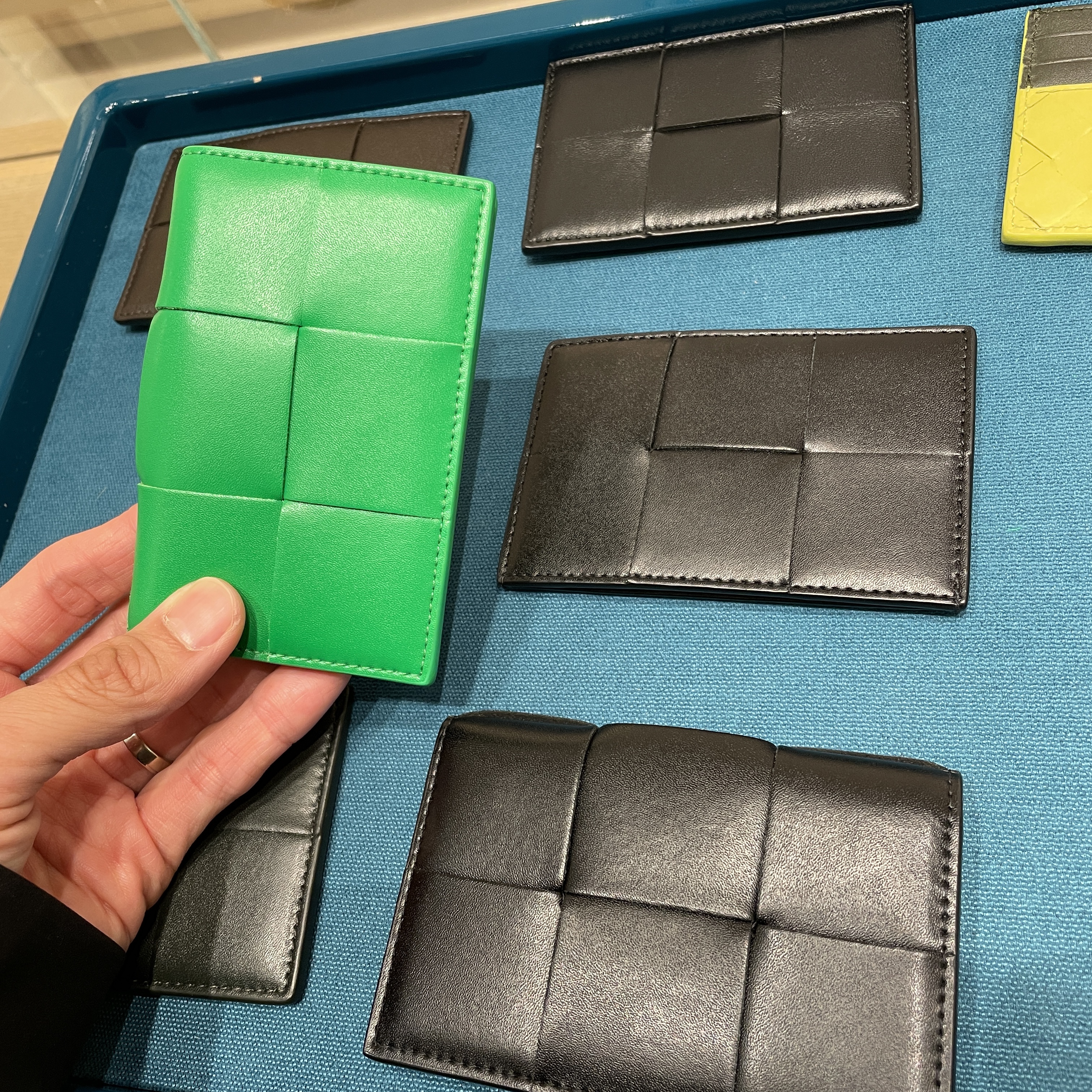 Bottega Veneta Flap Card Case Parakeet, Bottega Veneta Credit Card Case Calfskin Black 착용 스타일