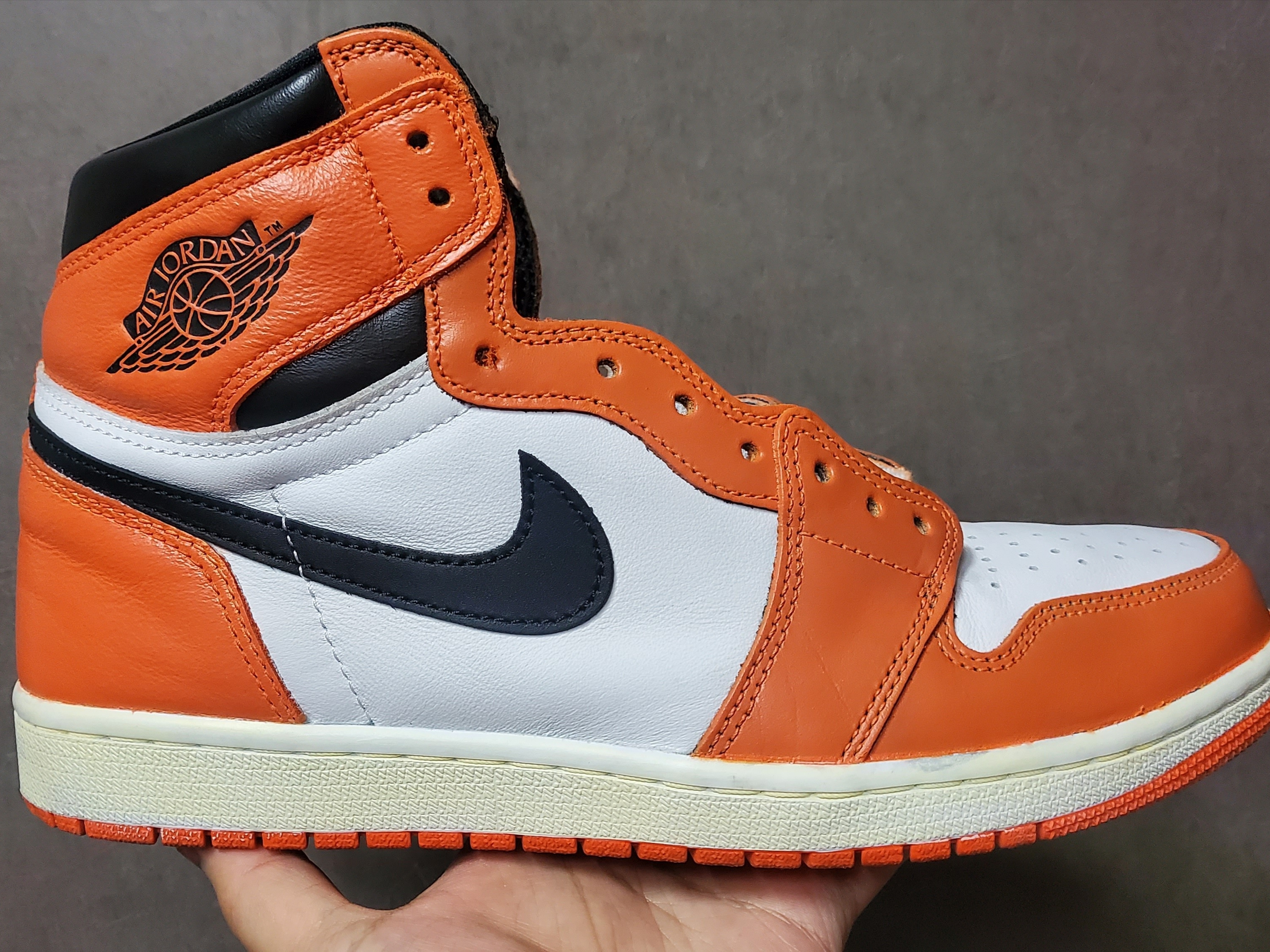 Jordan 1 Retro High OG Reverse Shattered Backboard, Jordan 1 Retro High OG Electro Orange 착용 스타일 - 1