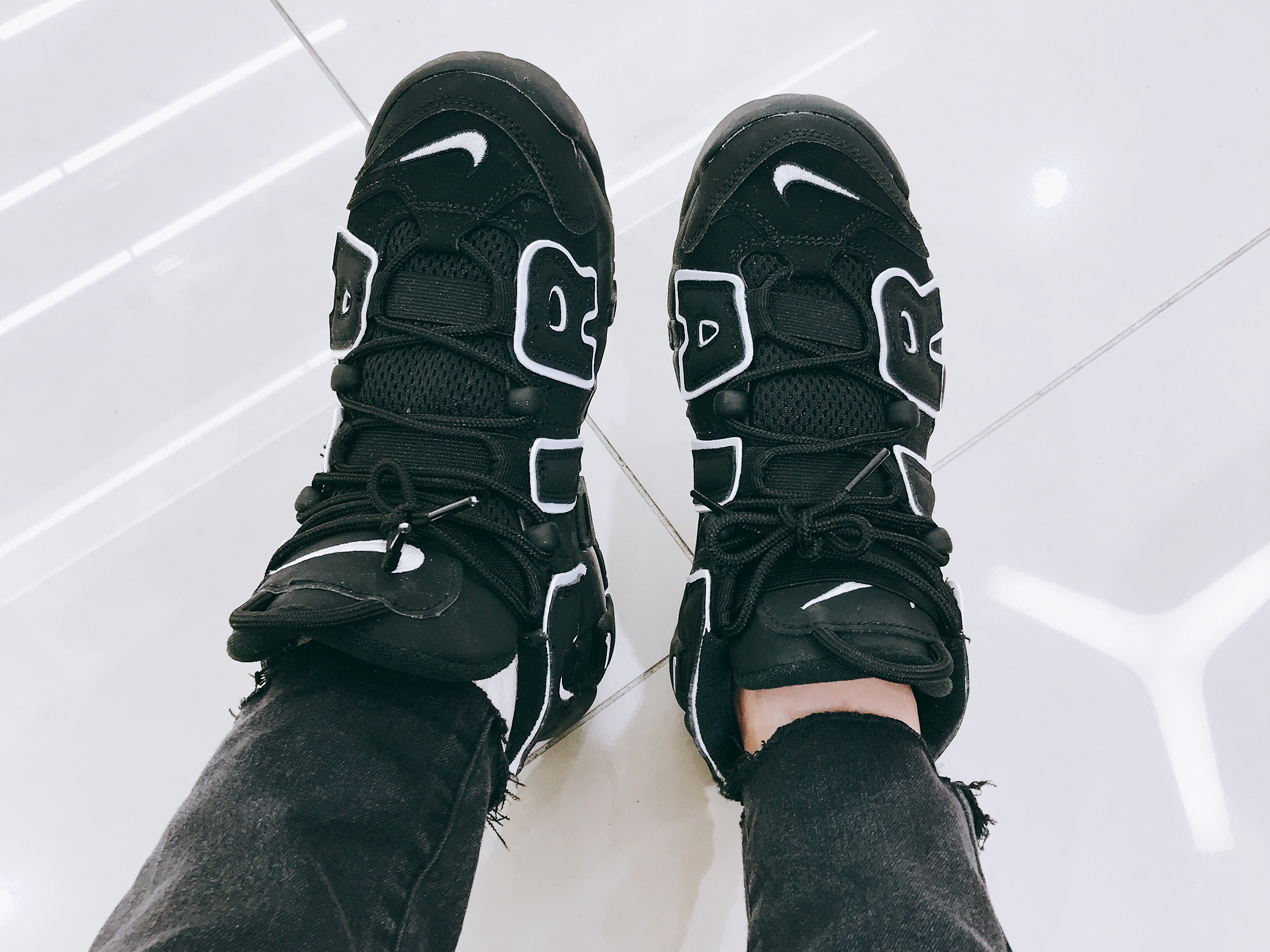 (GS) Nike Air More Uptempo Black White 2016 착용 스타일 - 3