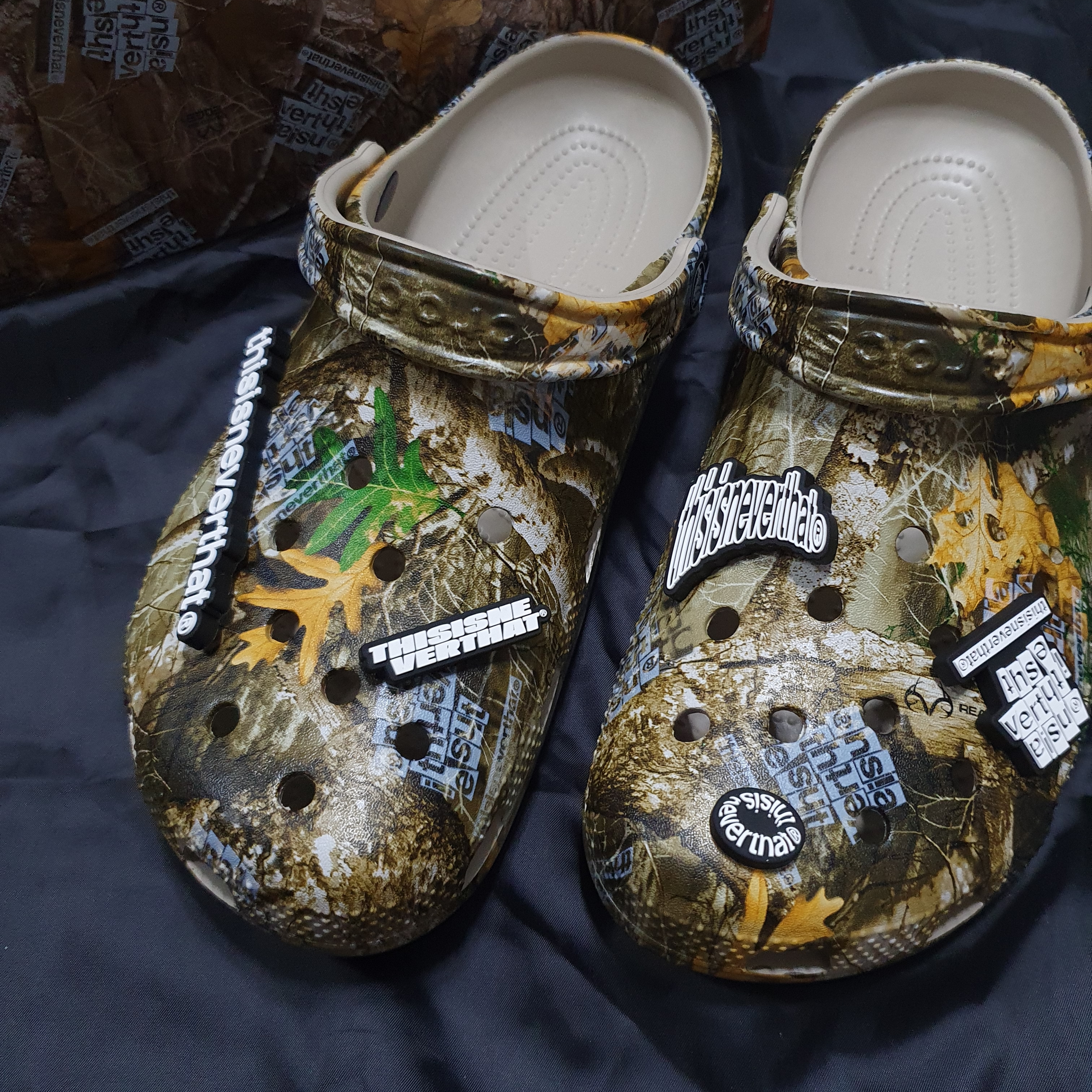 Crocs x Thisisneverthat Classic Clog Walnut 착용 스타일