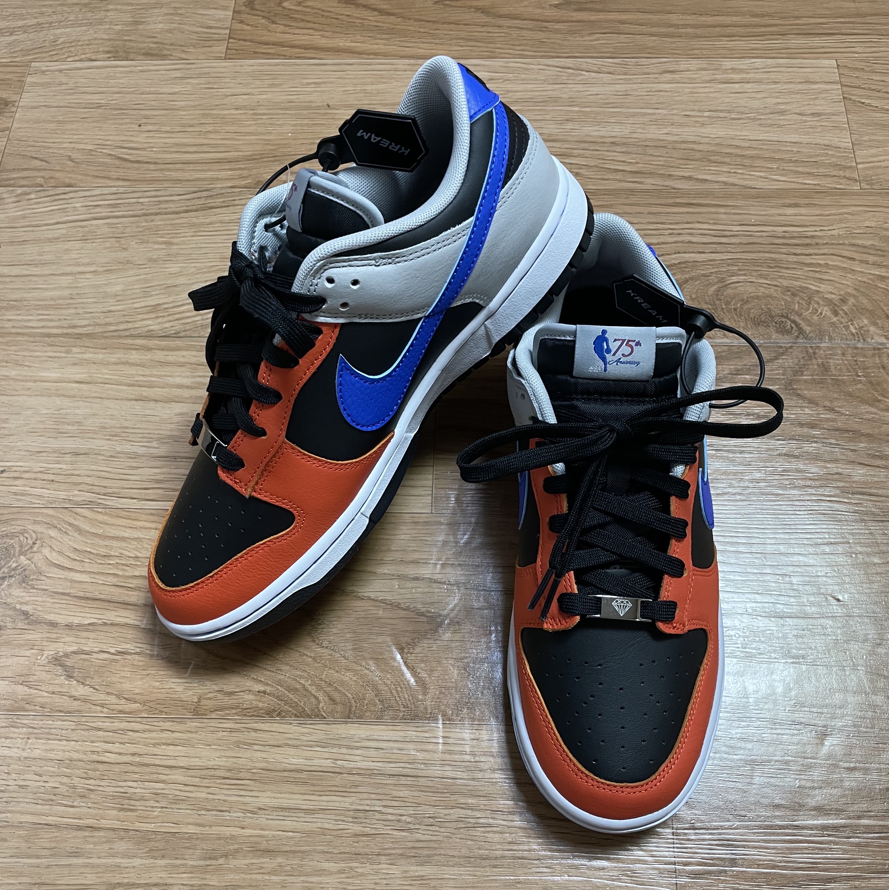 Nike x NBA Dunk Low Retro EMB Racer Blue and Orange 착용 스타일 - 2