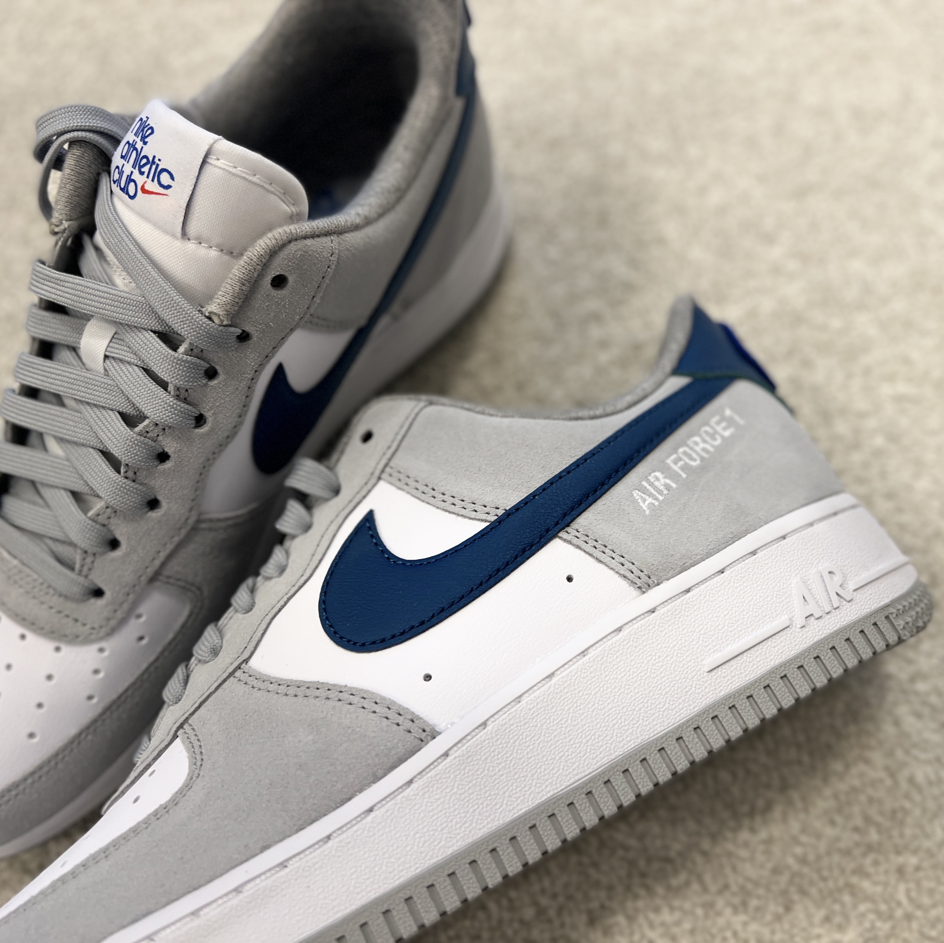 Nike Air Force 1 '07 LV8 Athletic Club Light Smoke Grey Marina 착용 스타일 - 3