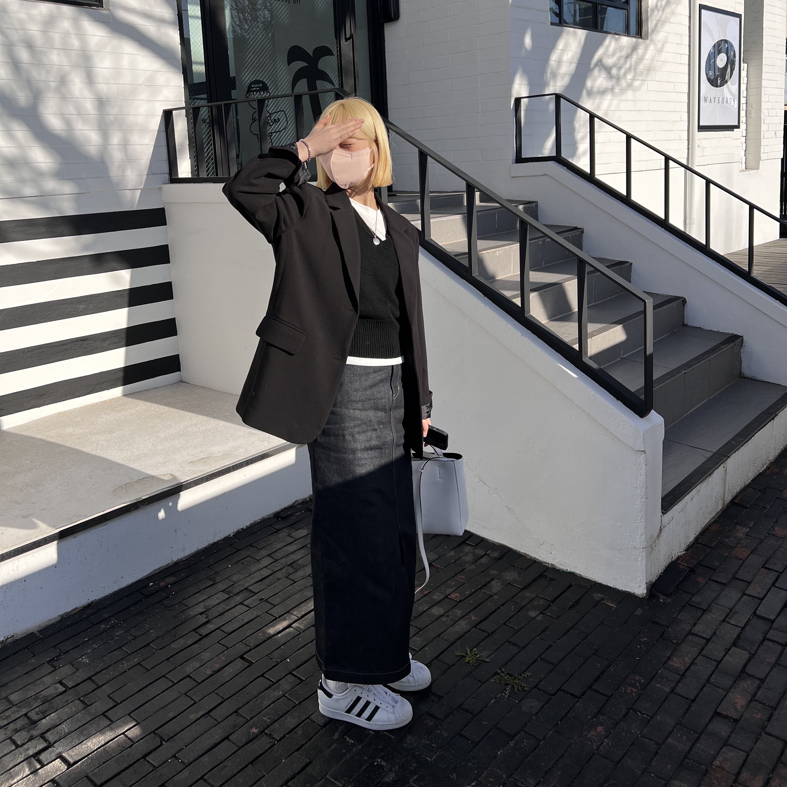 Adidas Superstar White Black 착용 스타일 - 1