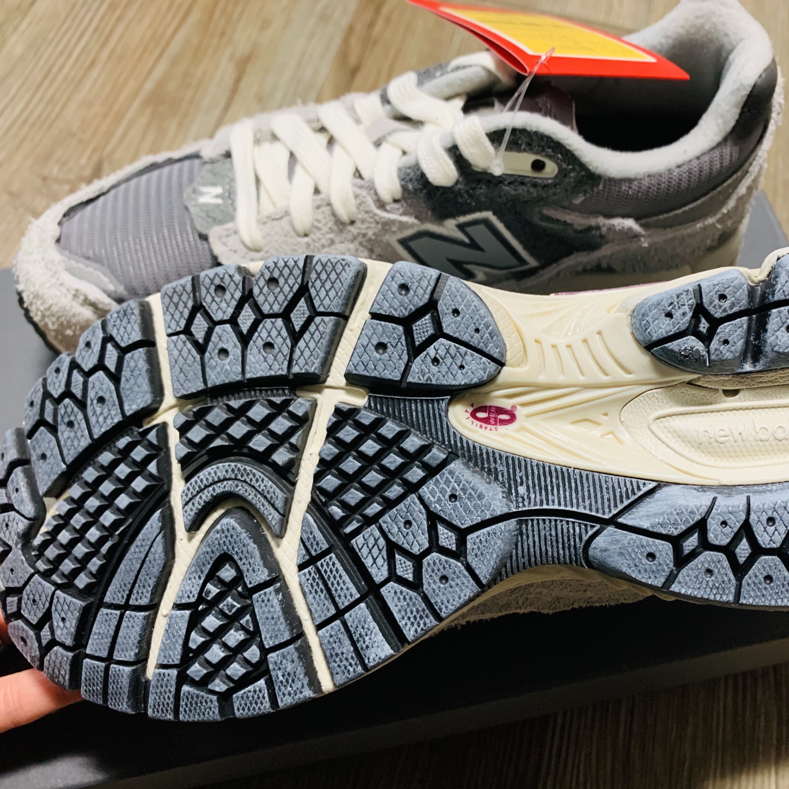 New Balance 2002R Protection Pack Rain Cloud 착용 스타일 - 3