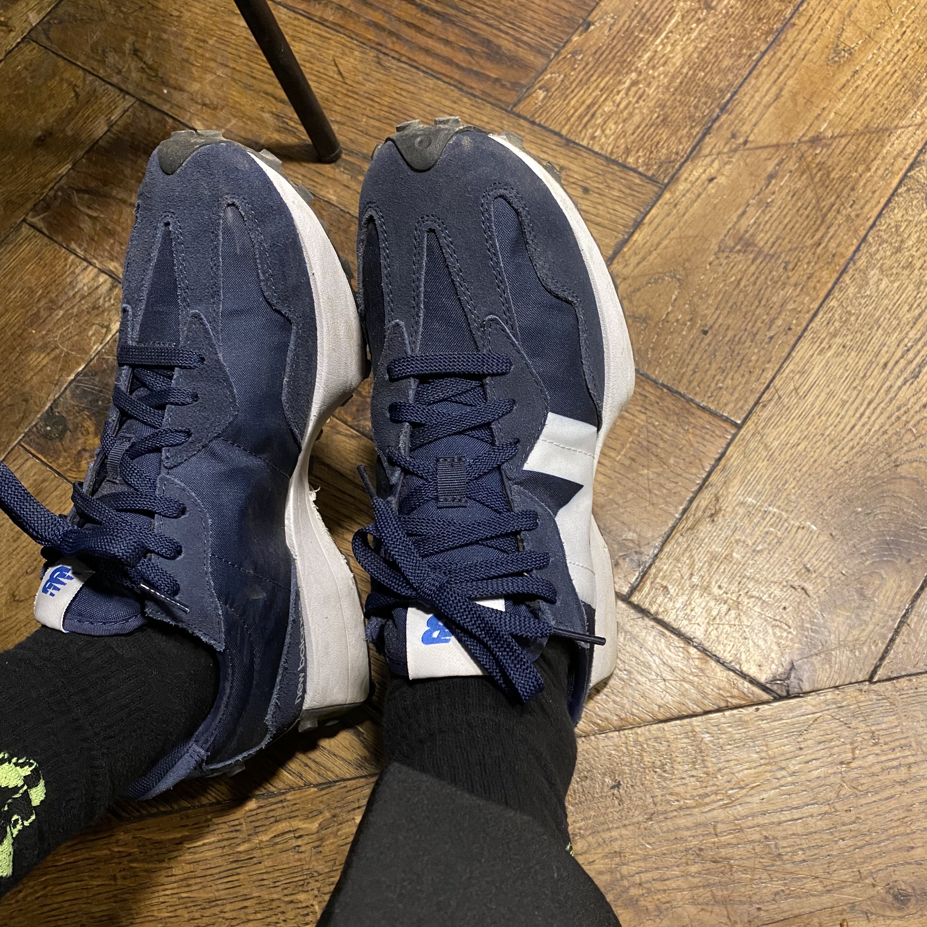 New Balance 327 Navy 착용 스타일 - 2