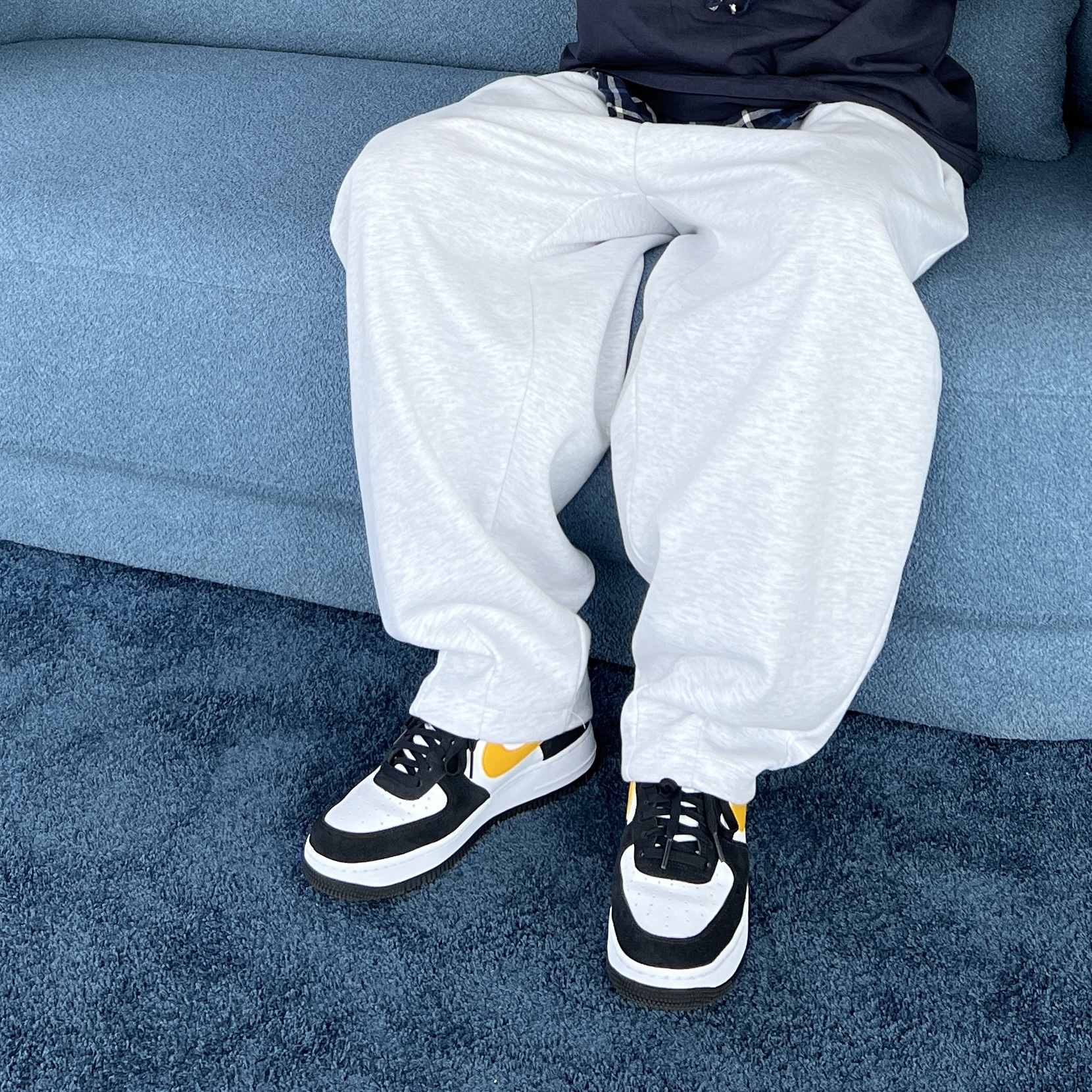 Nike Air Force 1 '07 LV8 Athletic Club Black Dark Sulfur 착용 스타일