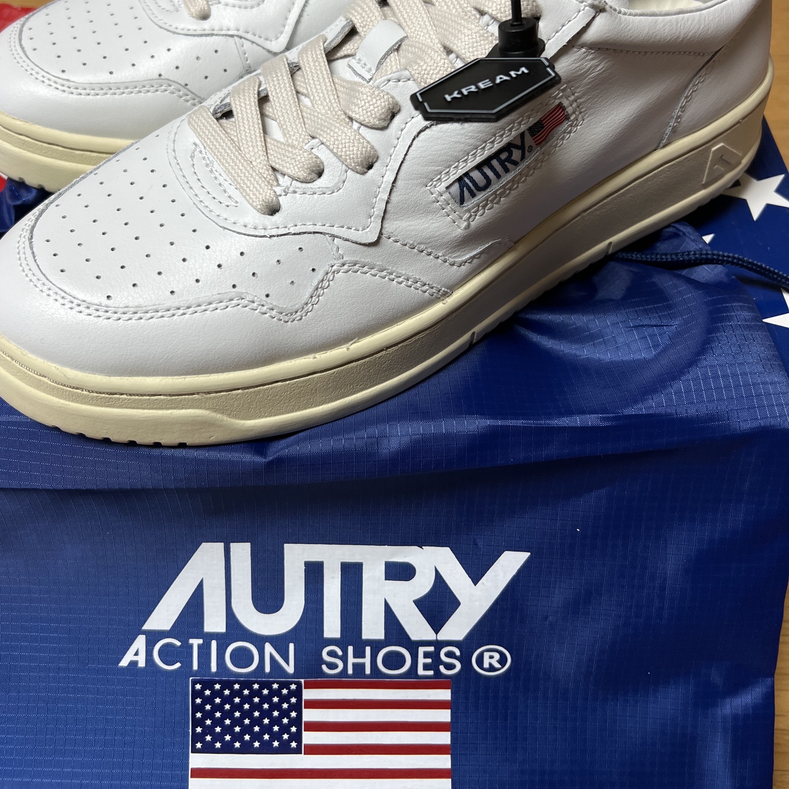 Autry Medalist Low Leather Sneakers White 착용 스타일