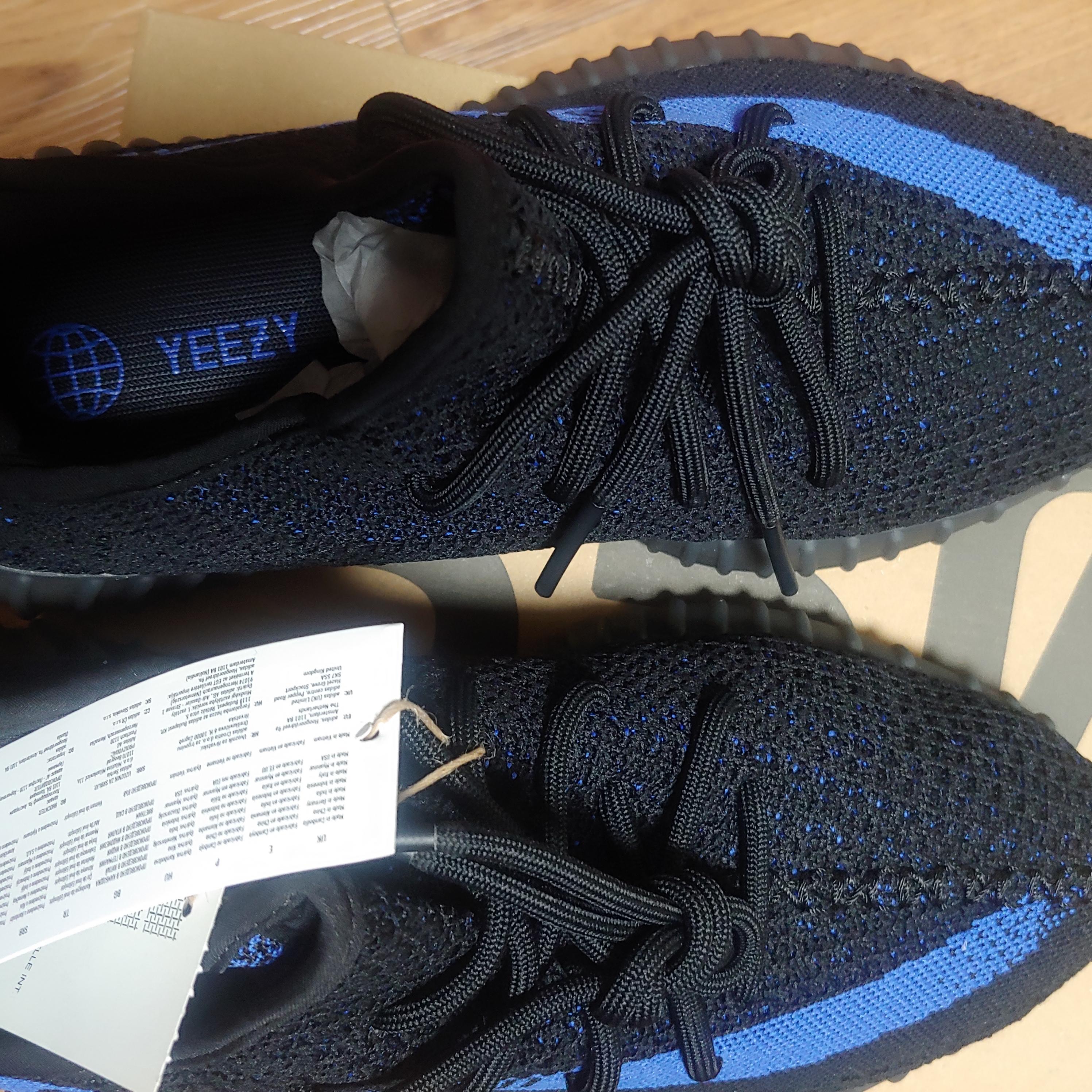 Adidas Yeezy Boost 350 V2 Dazzling Blue 착용 스타일