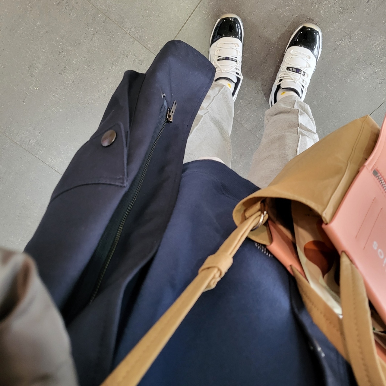 Jordan 11 Retro Low Concord, Acne Studios Baker Out Mini Tote Bag Brown Pink 착용 스타일
