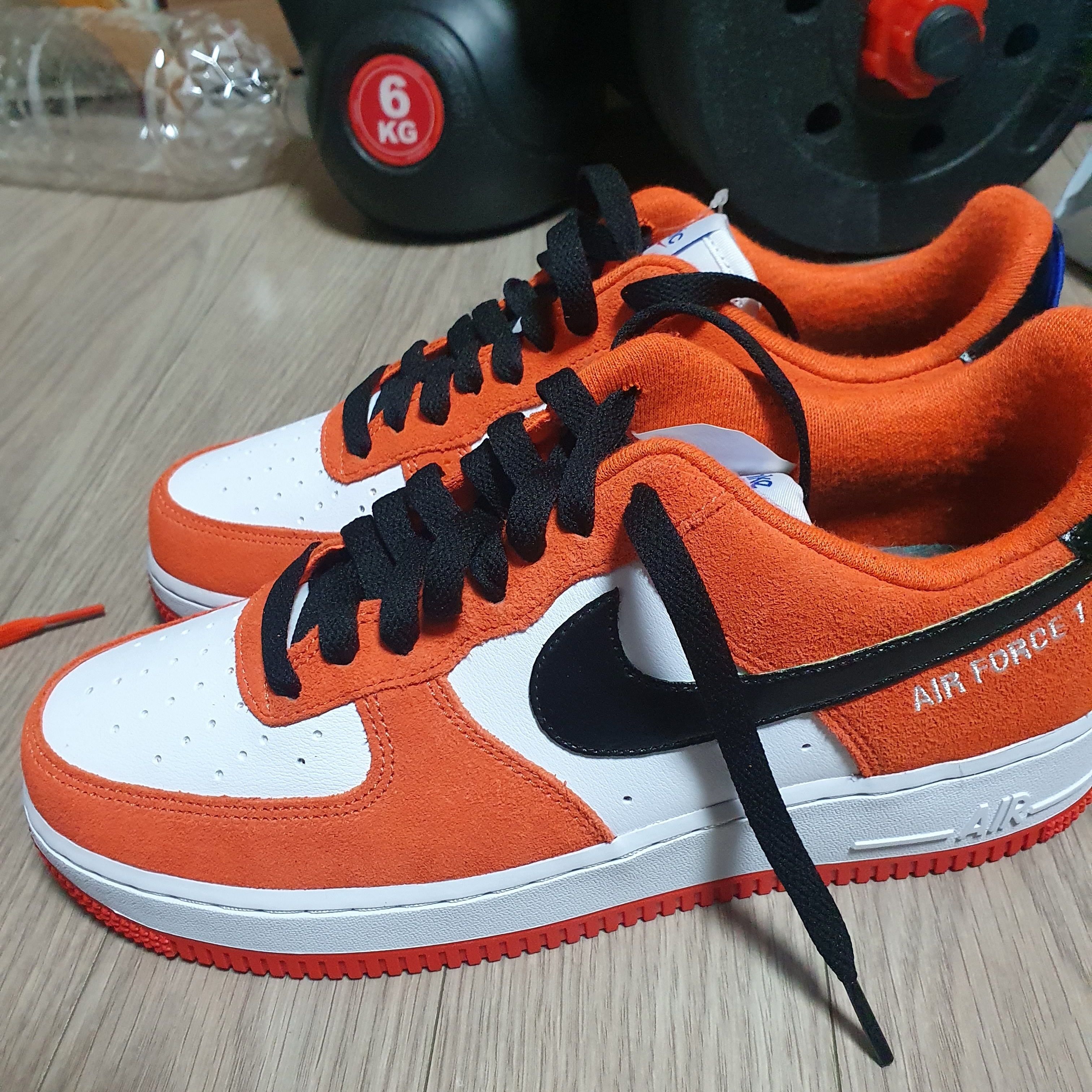 Nike Air Force 1 '07 LV8 Athletic Club Rush Orange Washed Teal 착용 스타일 - 2