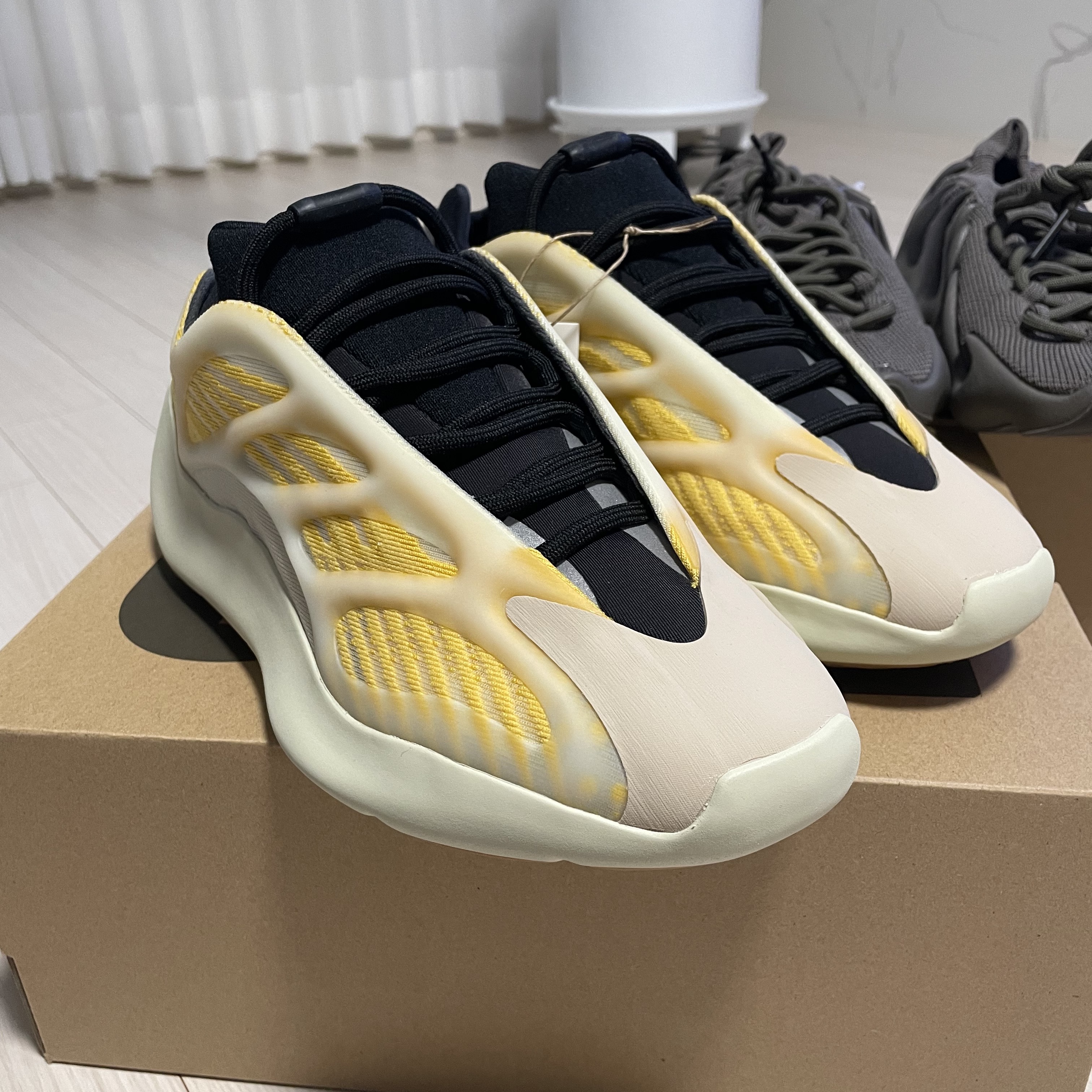 Adidas Yeezy 450 Cinder, Adidas Yeezy 700 V3 Mono Safflower 착용 스타일 - 4