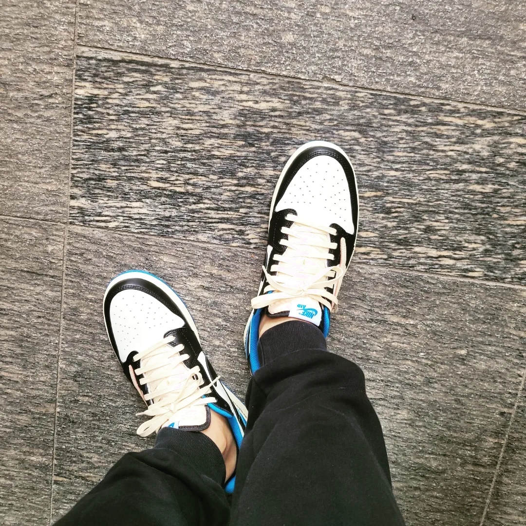 Jordan 1 x Travis Scott x Fragment Retro Low OG SP Military Blue 착용 스타일 - 2
