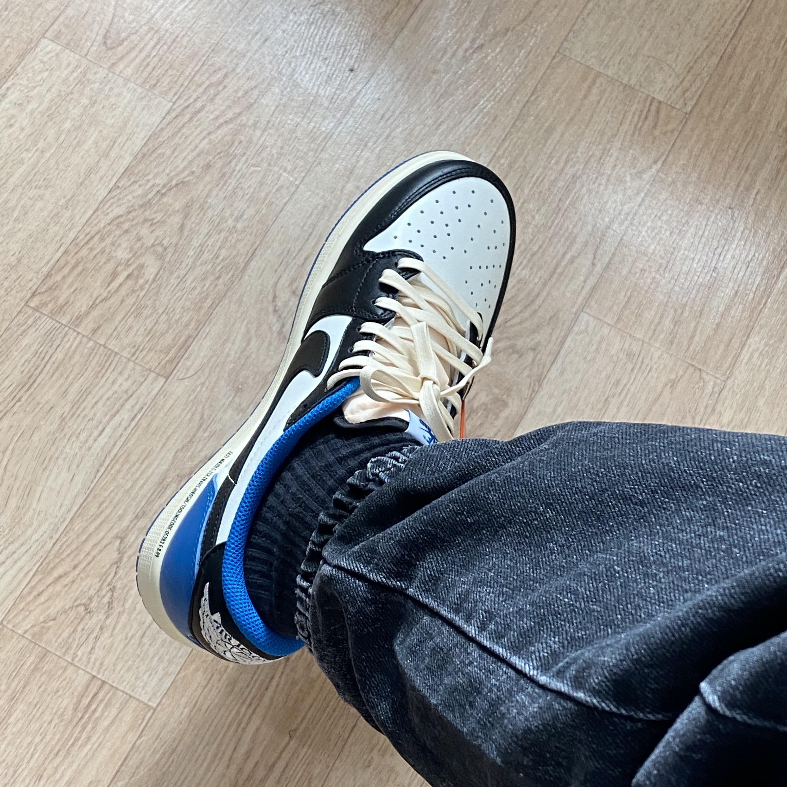 Jordan 1 x Travis Scott x Fragment Retro Low OG SP Military Blue 착용 스타일 - 1