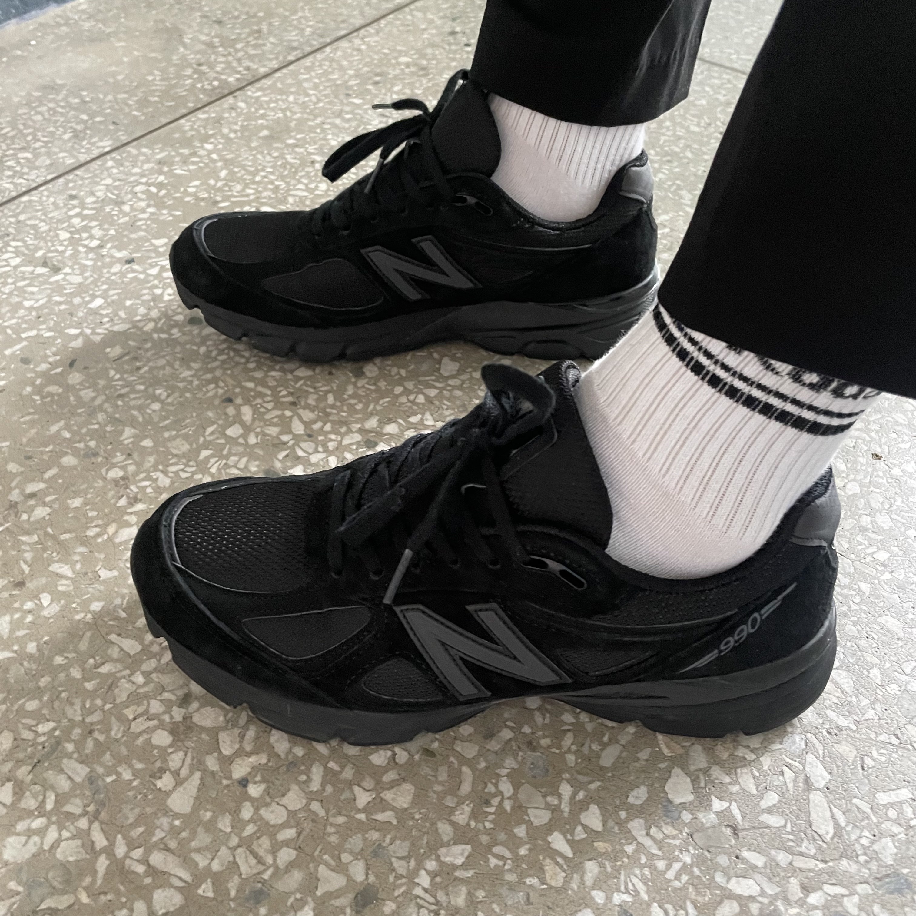 New Balance 990v4 Made in USA Black - D Standard 착용 스타일 - 2