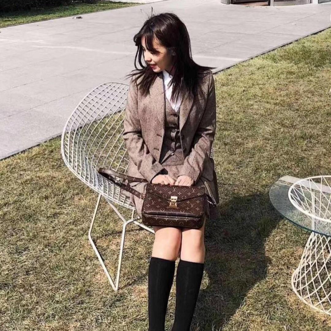 Louis Vuitton Pochette Metis Monogram 착용 스타일