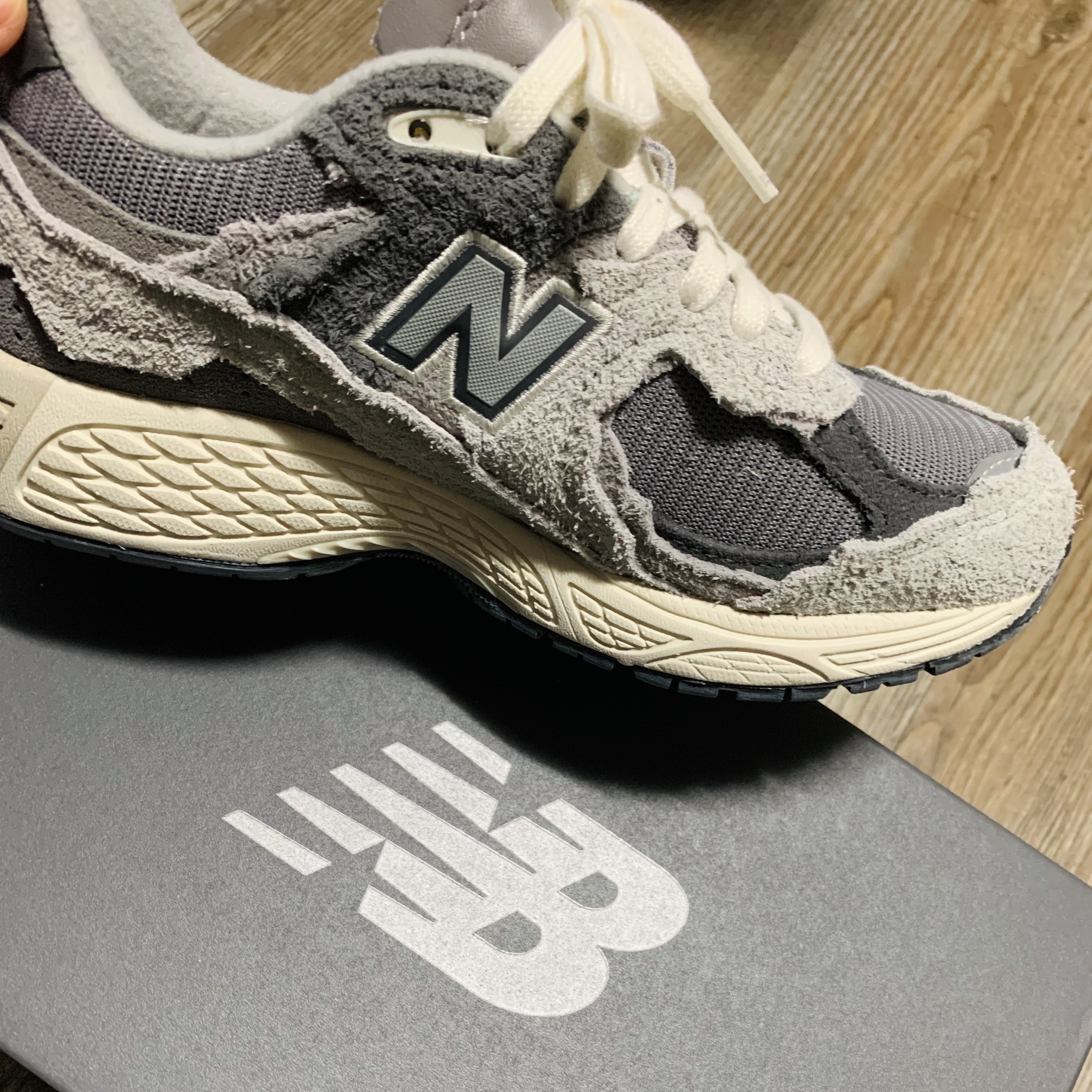 New Balance 2002R Protection Pack Rain Cloud 착용 스타일 - 4