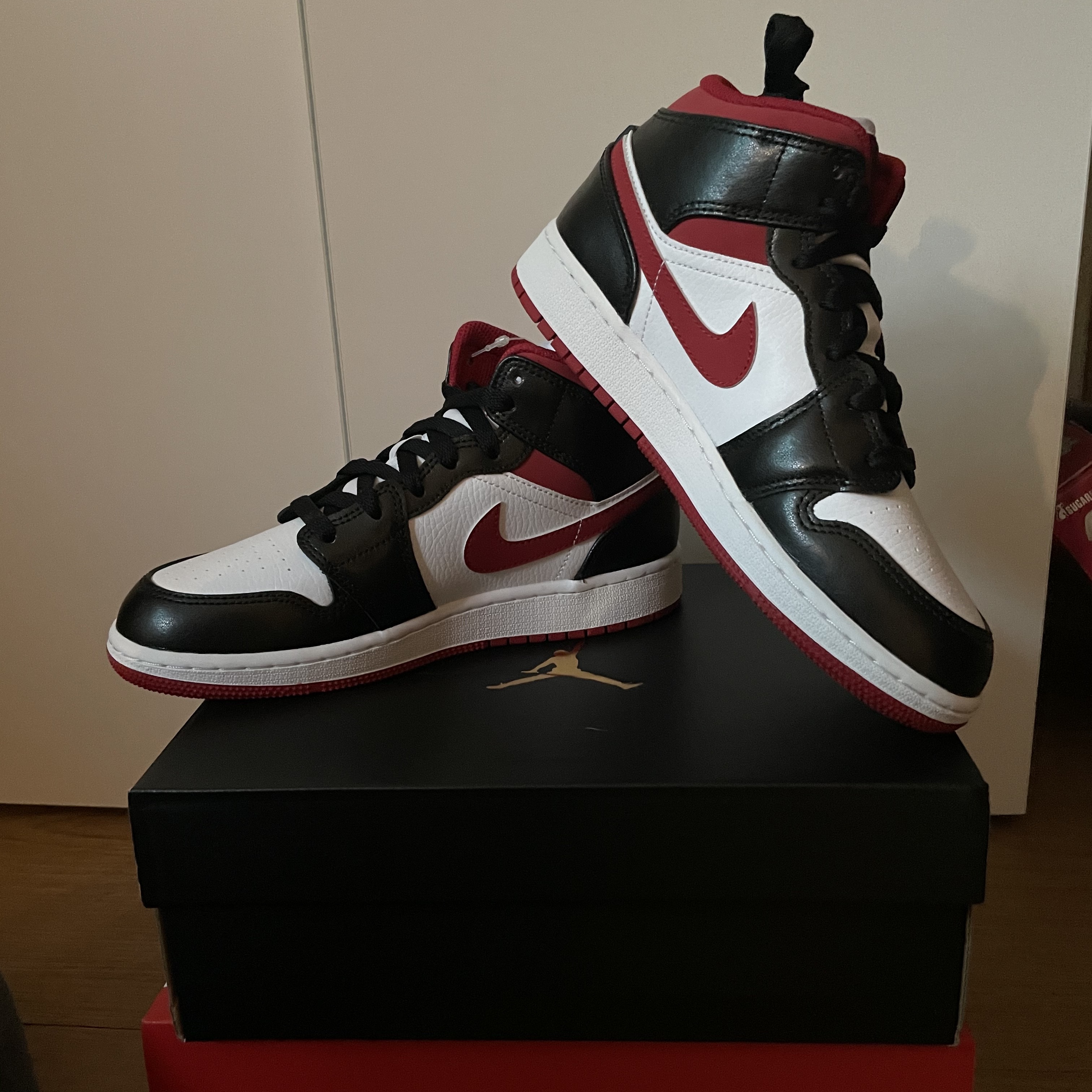 (GS) Jordan 1 Mid Gym Red Black White 착용 스타일 - 3