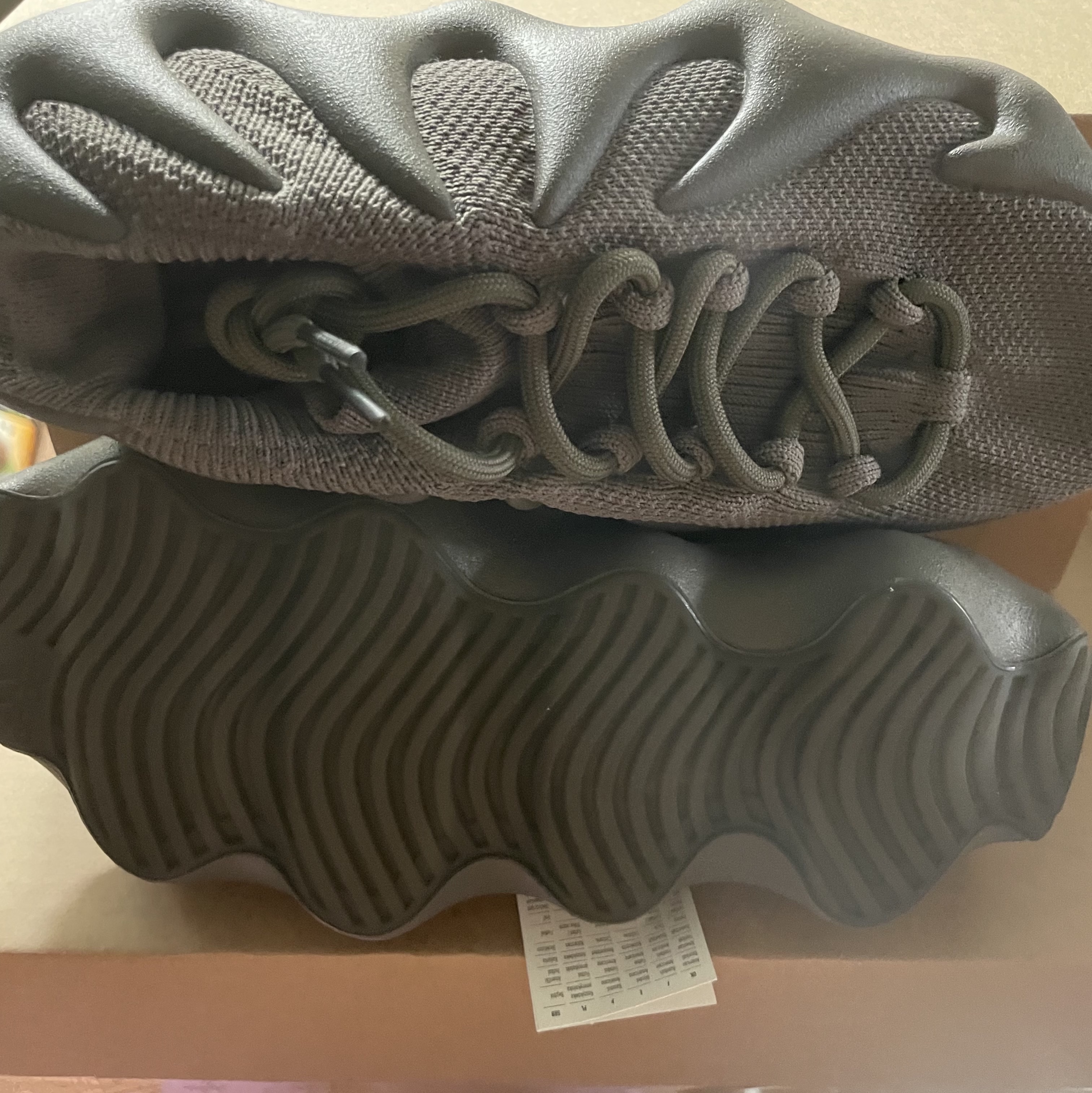 Adidas Yeezy 450 Cinder 착용 스타일 - 2