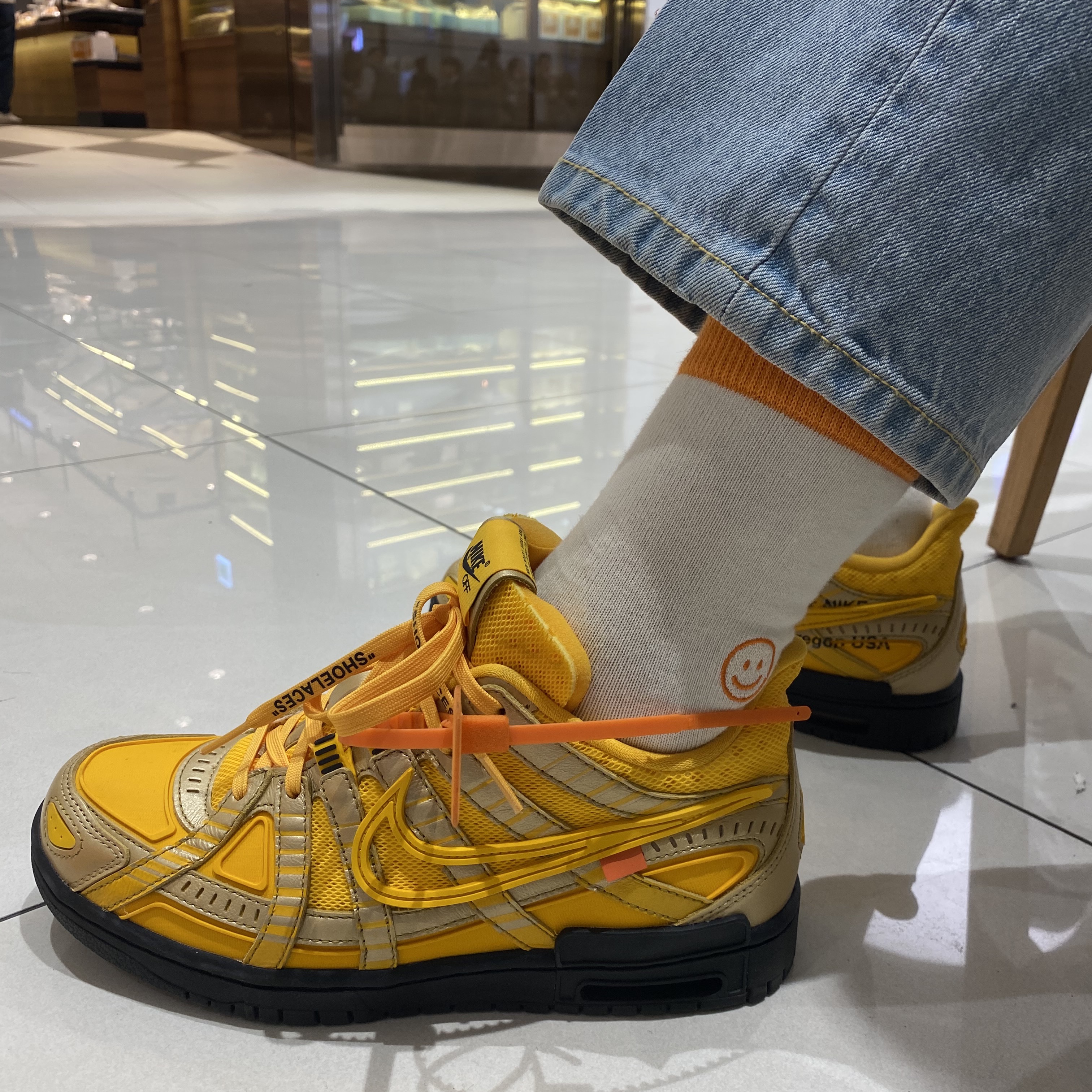 Nike x Off-White Air Rubber Dunk University Gold 착용 스타일