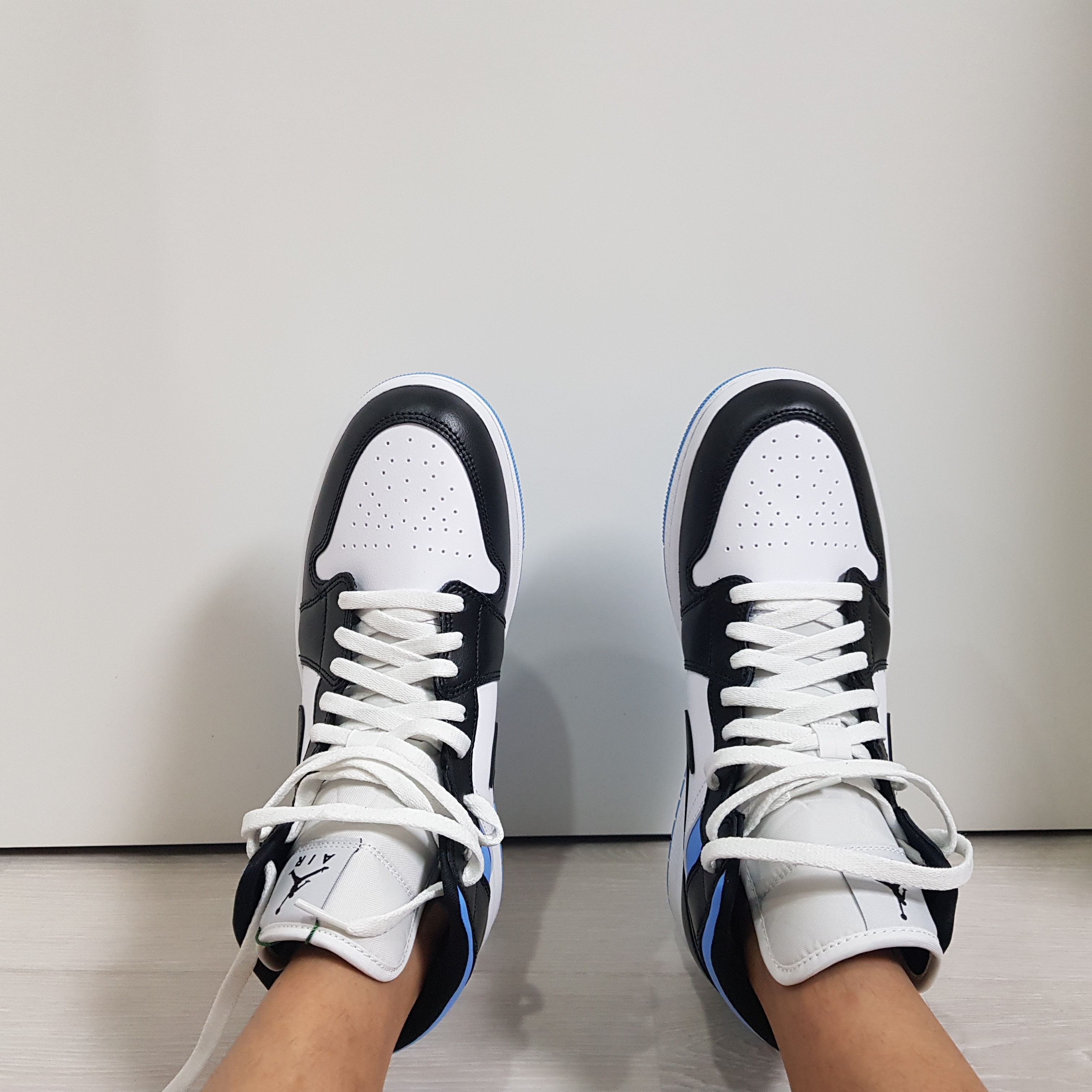 (W) Jordan 1 Mid White Black University Blue 착용 스타일 - 1
