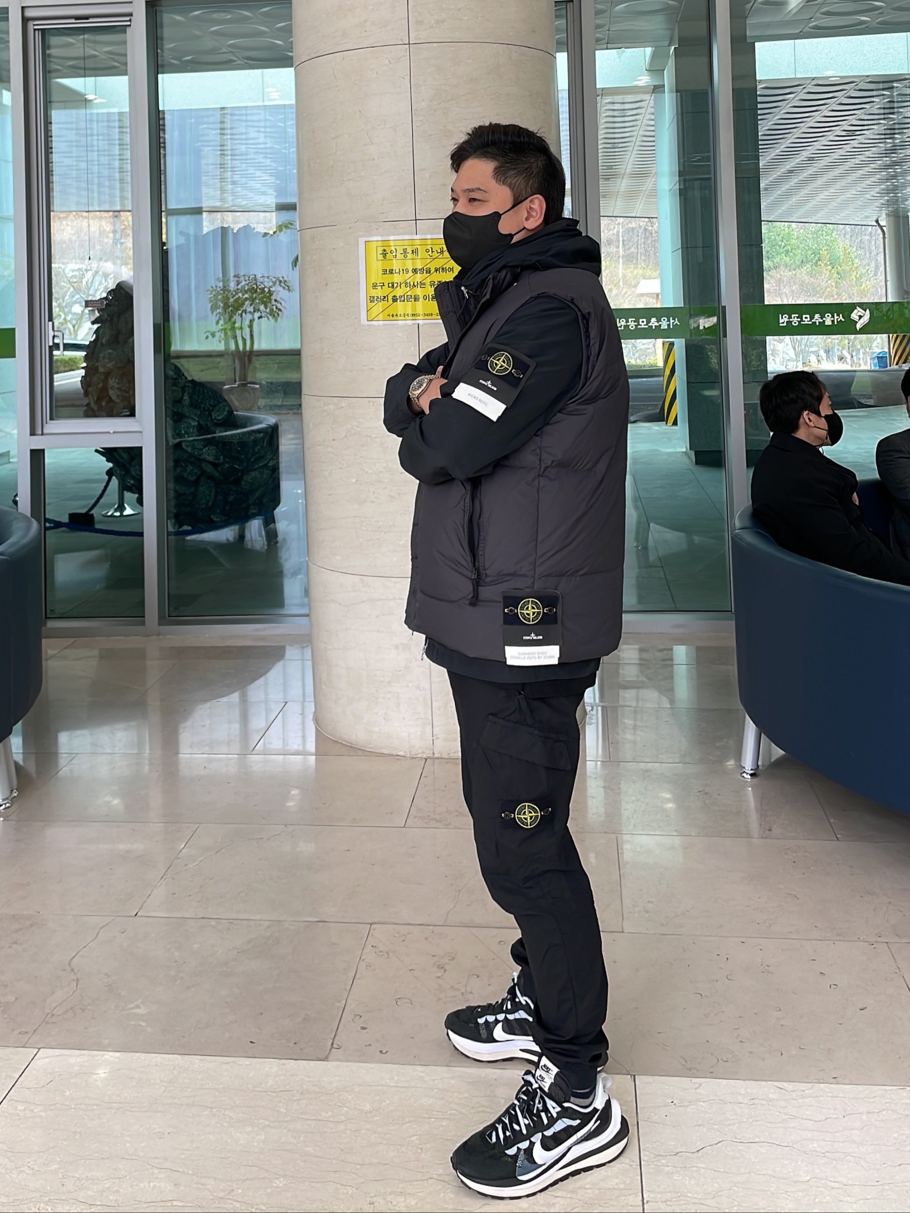 Stone Island 31303 Stretch Cotton Tela Paracadute Cargo Pants Black - 22SS, Stone Island G0123 Garment Dyed Crinkle Reps Nylon Down Vest Black - 21FW 착용 스타일